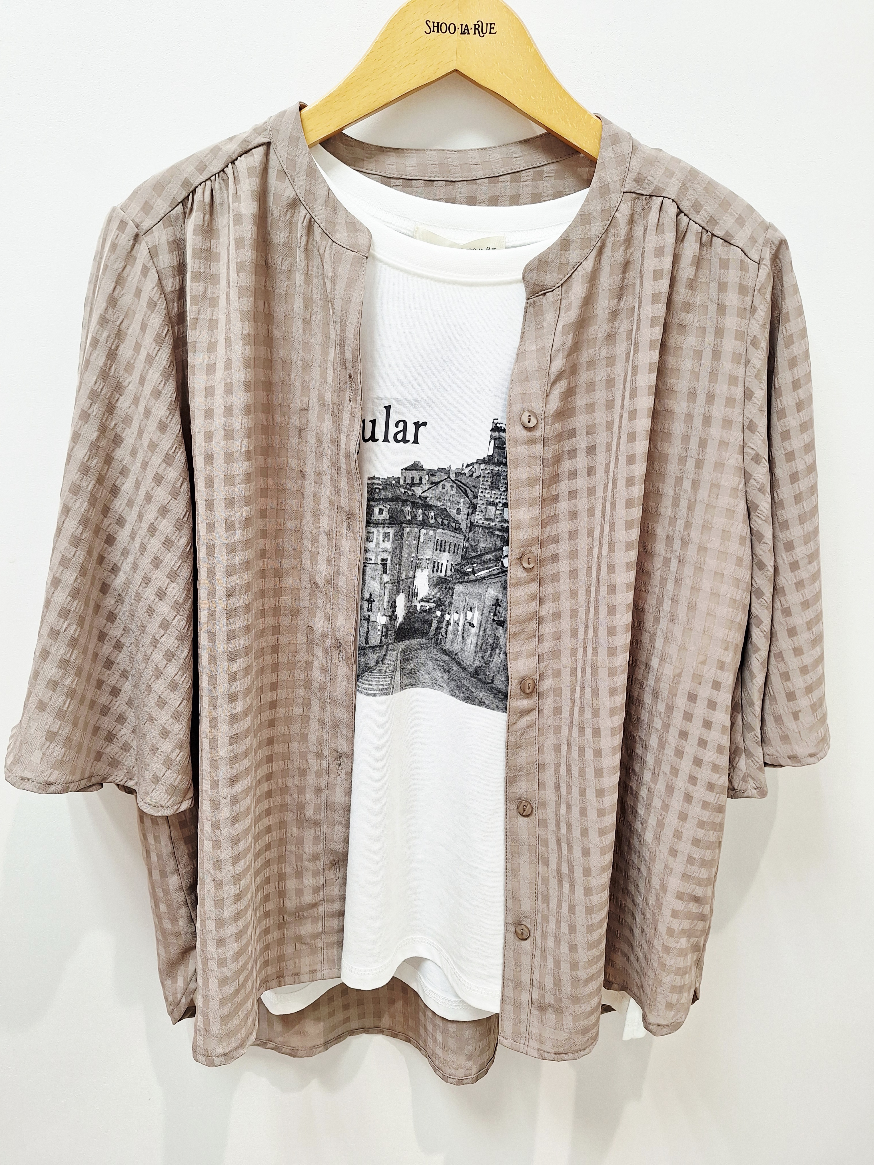 MOMOさんの「SHOO･LA･RUE｜【ひんやり/S-LL/洗濯機可】真夏に着たい 大人のベーシックカラープリントTシャツ」を使ったコーディネート