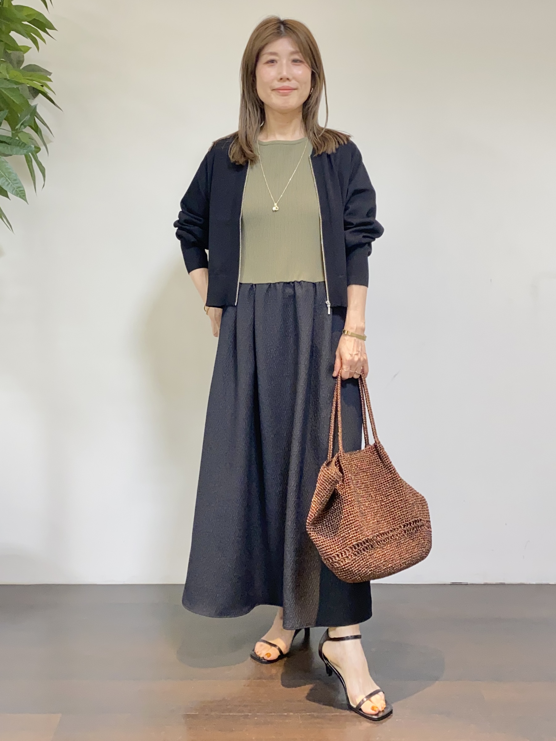 tomoさんの「UNTITLED｜【アンサンブル可/日除け・冷房対策】シアーレーヨンZIPカーディガン」を使ったコーディネート