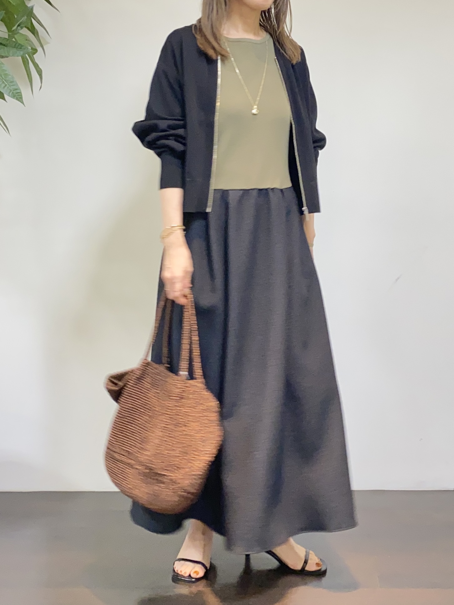 tomoさんの「UNTITLED｜【アンサンブル可/日除け・冷房対策】シアーレーヨンZIPカーディガン」を使ったコーディネート