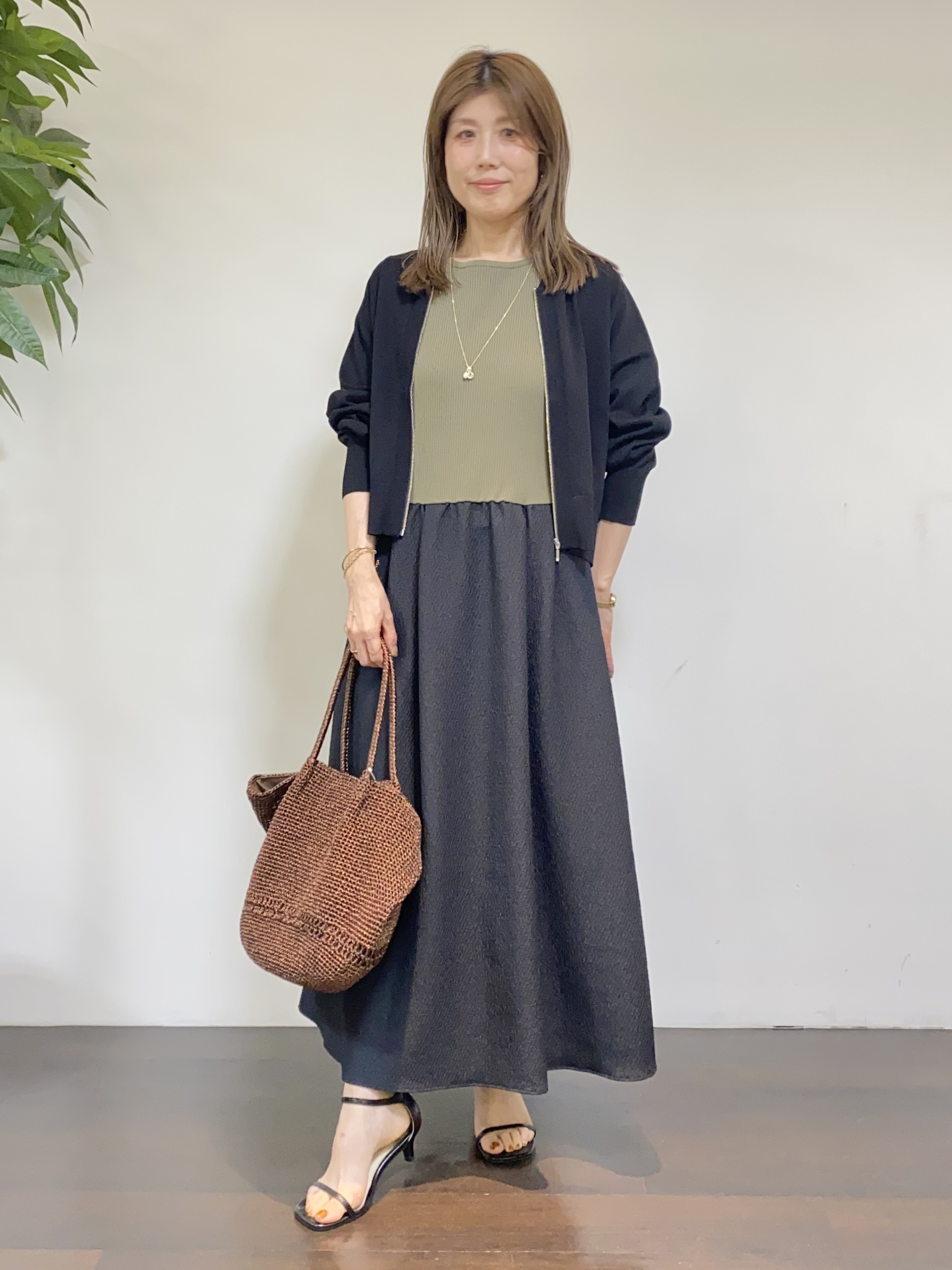 tomoさんの「UNTITLED｜【アンサンブル可/日除け・冷房対策】シアーレーヨンZIPカーディガン」を使ったコーディネート