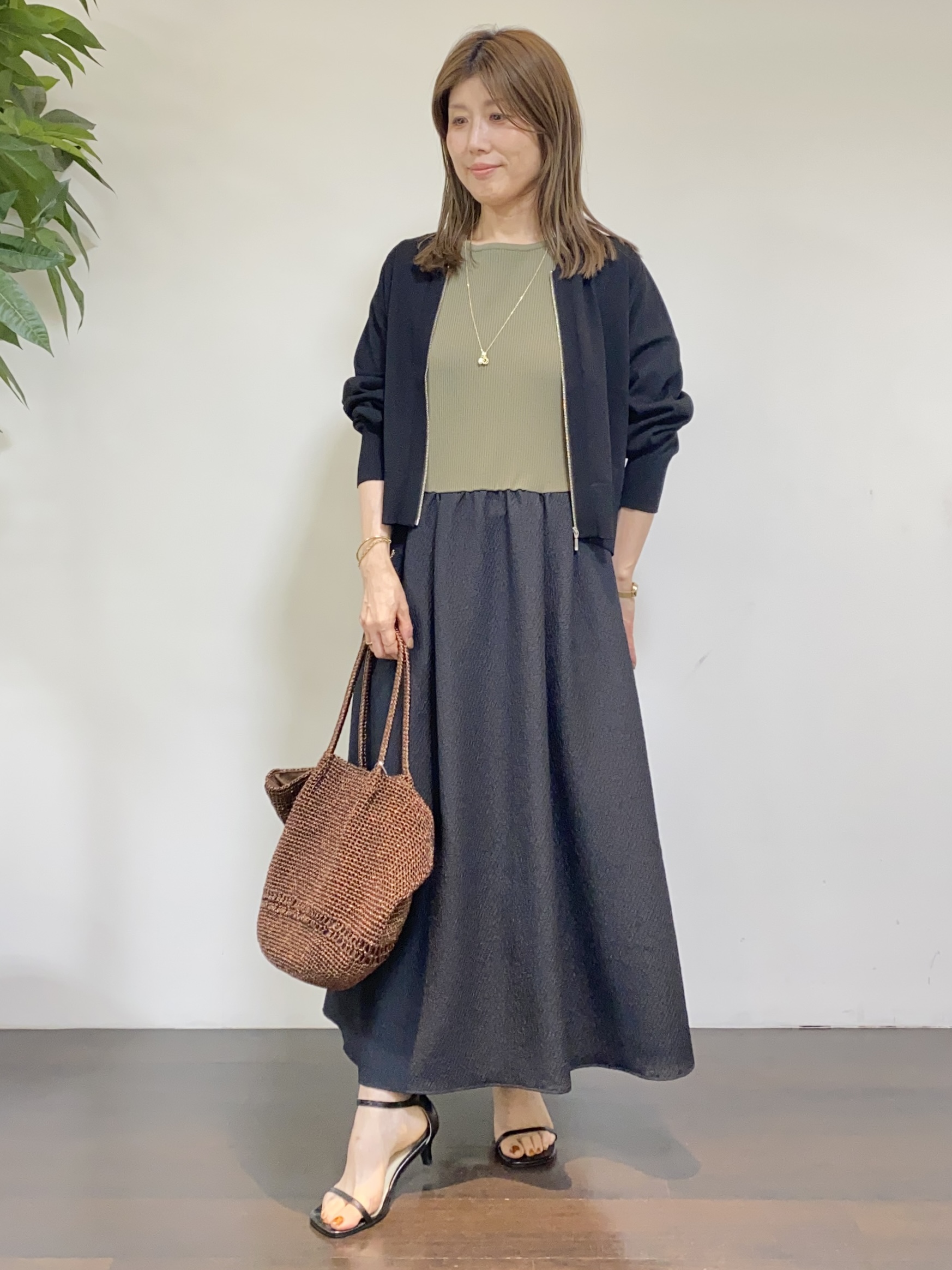 tomoさんの「UNTITLED｜【アンサンブル可/日除け・冷房対策】シアーレーヨンZIPカーディガン」を使ったコーディネート