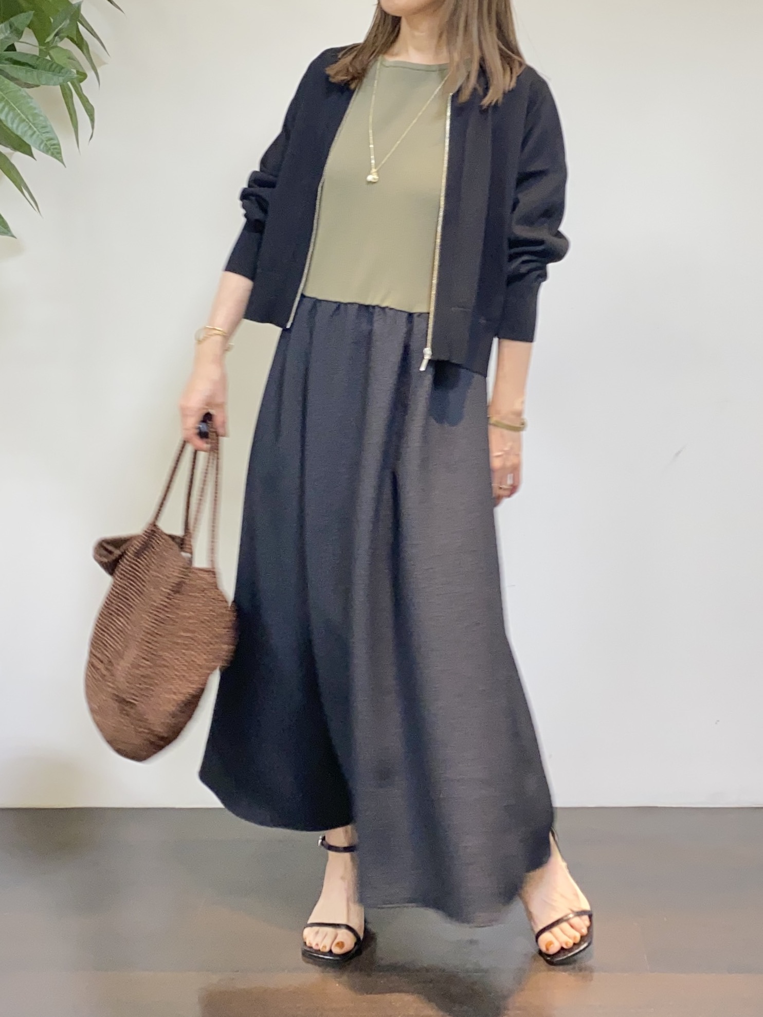 tomoさんの「UNTITLED｜【アンサンブル可/日除け・冷房対策】シアーレーヨンZIPカーディガン」を使ったコーディネート
