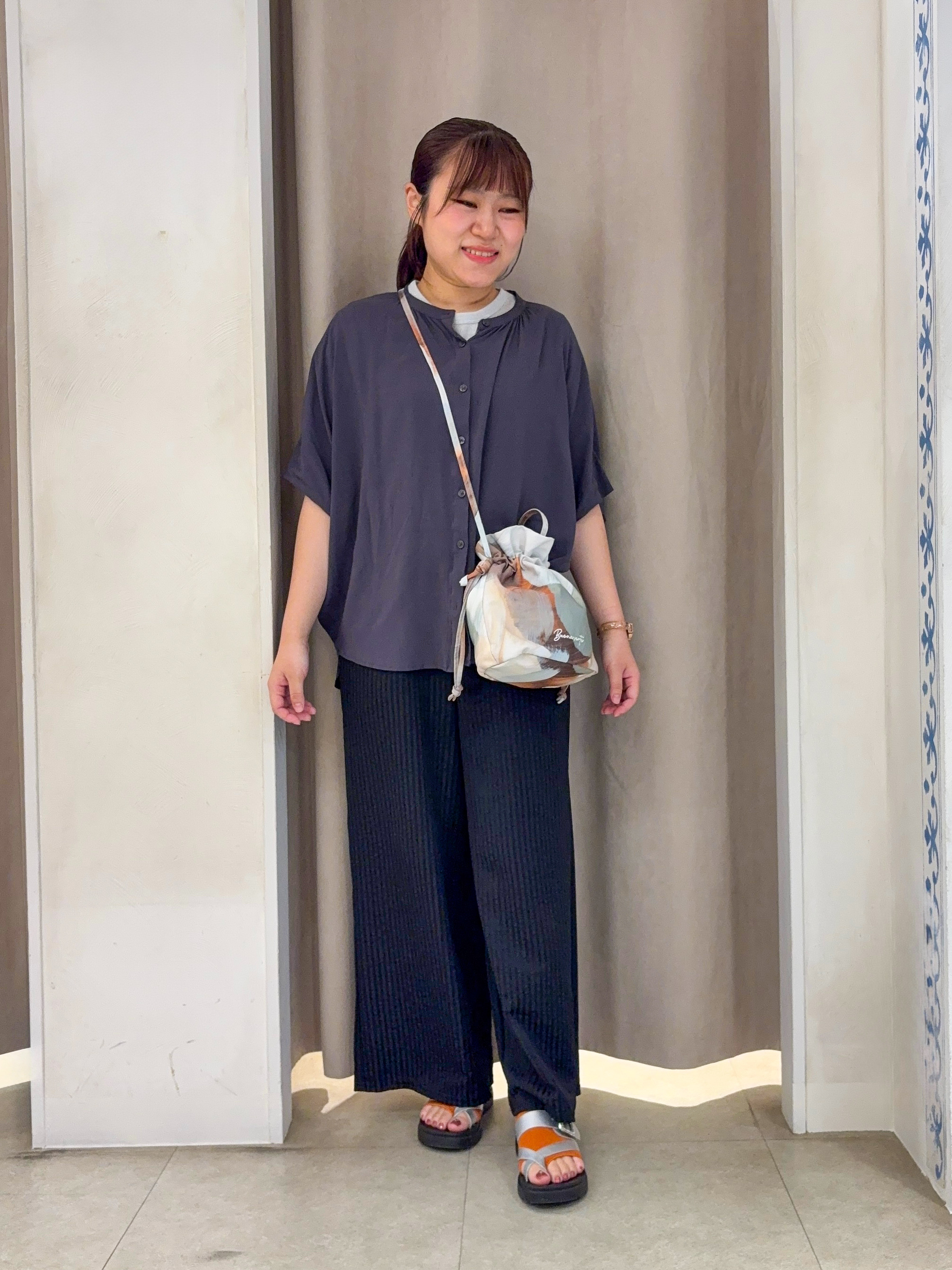 SO(R)Aさんの「SHOO･LA･RUE｜【ひんやり/洗濯機可/体型カバー】二の腕隠れる ゆるっとドルマンバンドカラーシャツ」を使ったコーディネート