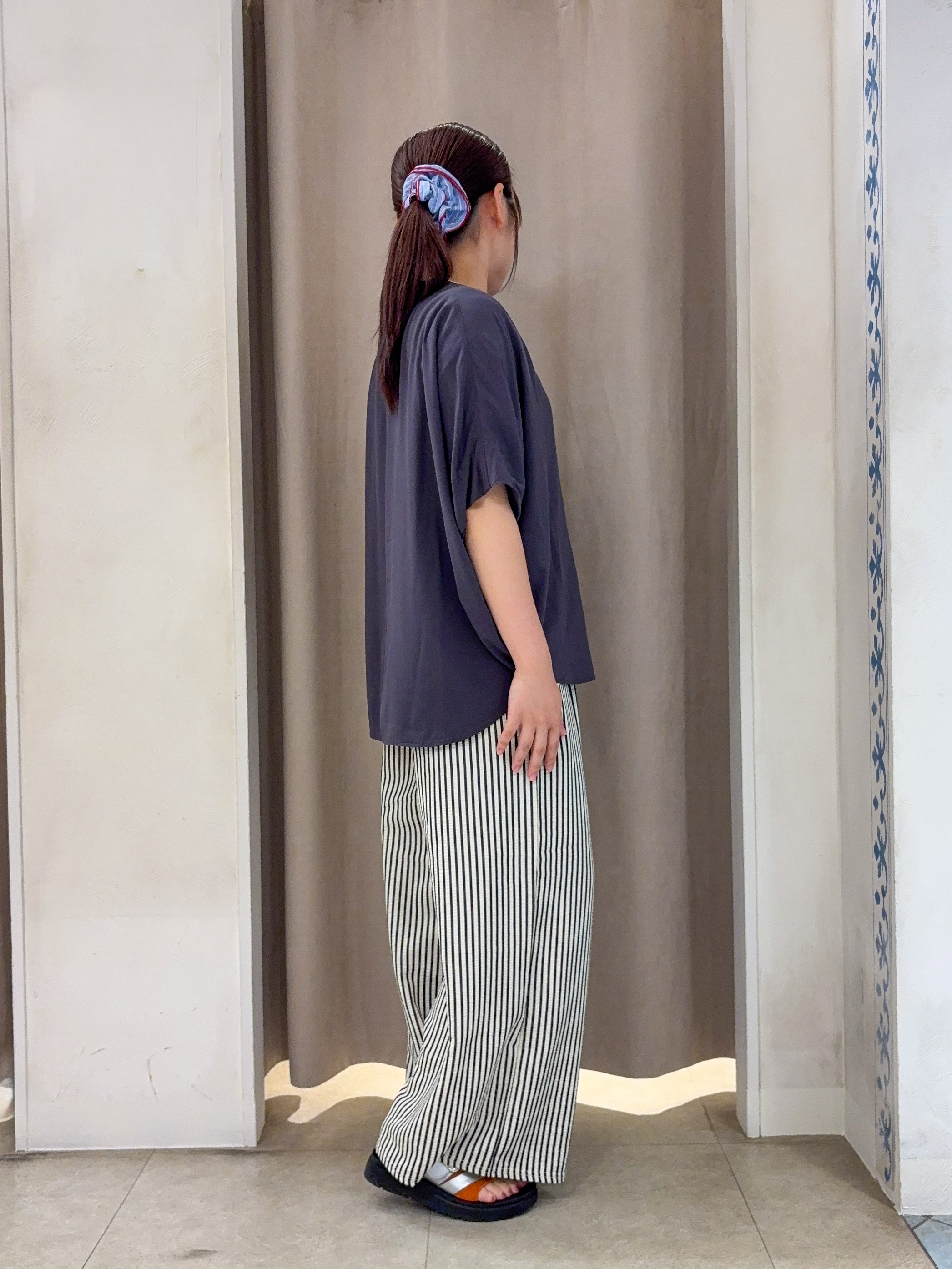 SO(R)Aさんの「SHOO･LA･RUE｜【ひんやり/洗濯機可/体型カバー】二の腕隠れる ゆるっとドルマンバンドカラーシャツ」を使ったコーディネート