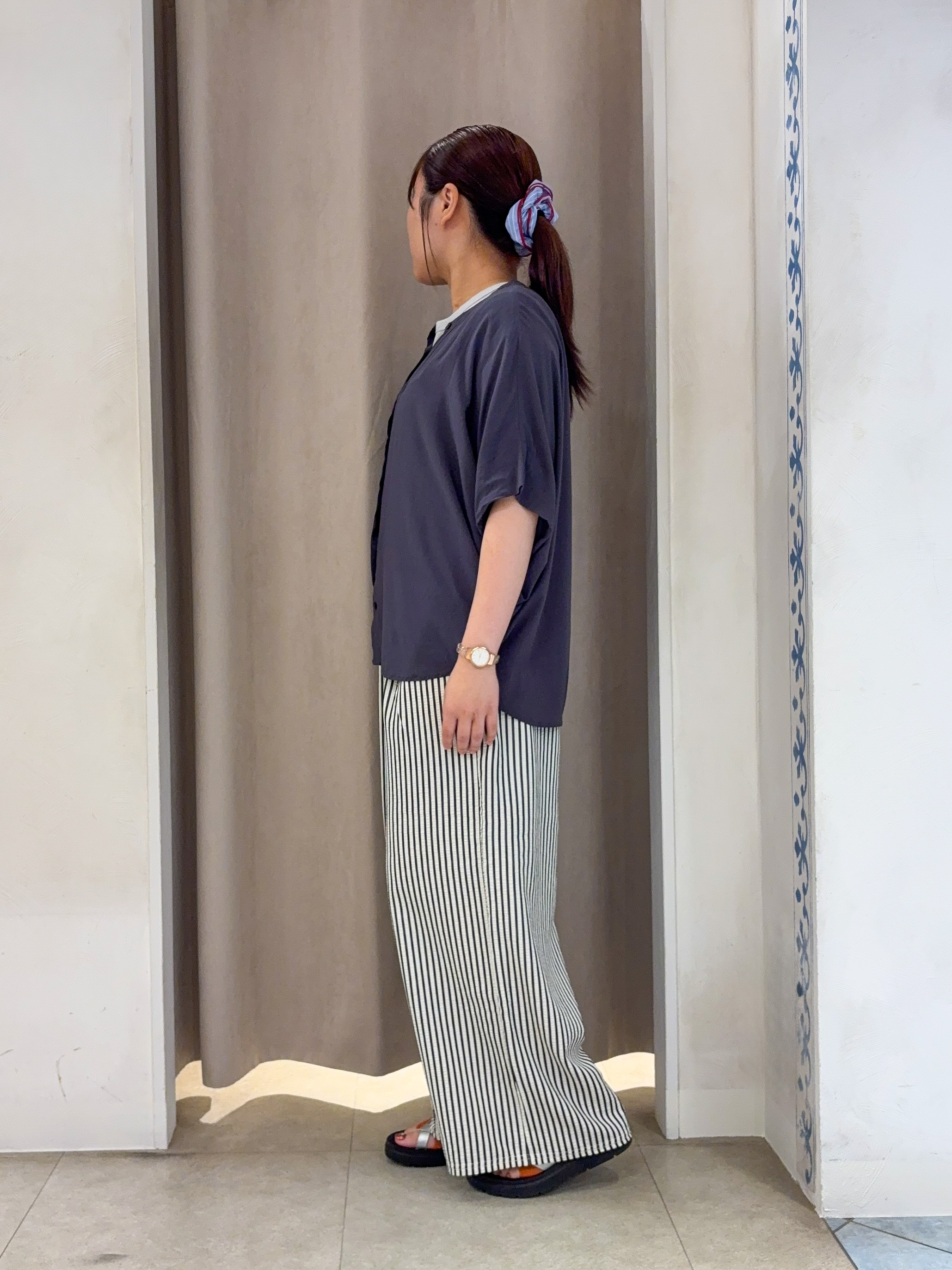 SO(R)Aさんの「SHOO･LA･RUE｜【ひんやり/洗濯機可/体型カバー】二の腕隠れる ゆるっとドルマンバンドカラーシャツ」を使ったコーディネート