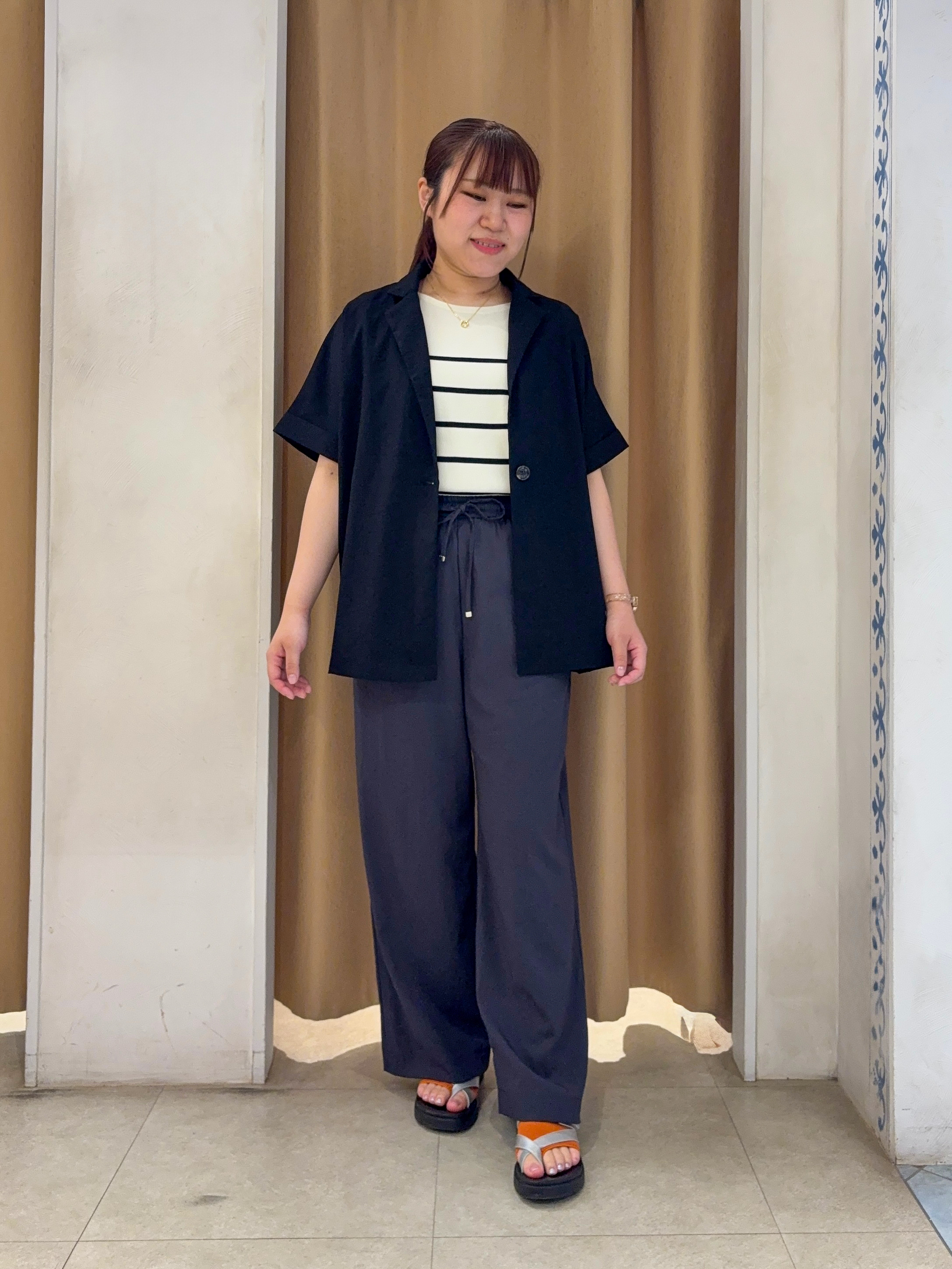 SO(R)Aさんの「SHOO･LA･RUE｜【ひんやり/洗濯機可/体型カバー】二の腕隠れる ゆるっとドルマンバンドカラーシャツ」を使ったコーディネート