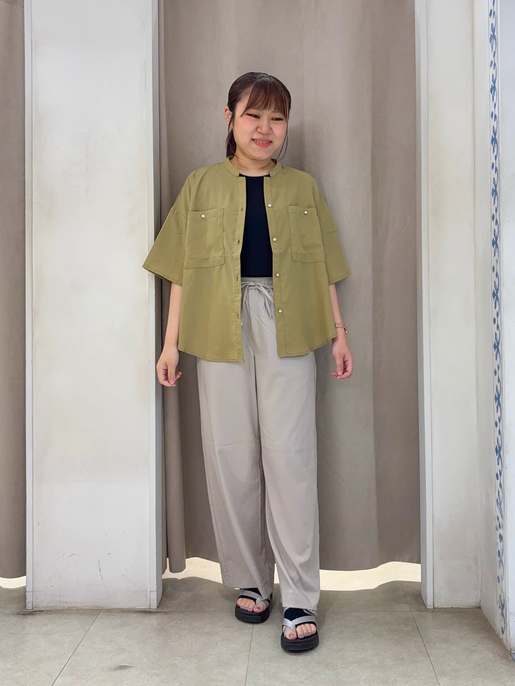 SO(R)Aさんの「SHOO･LA･RUE｜【ひんやり/洗濯機可/体型カバー】二の腕隠れる ゆるっとドルマンバンドカラーシャツ」を使ったコーディネート