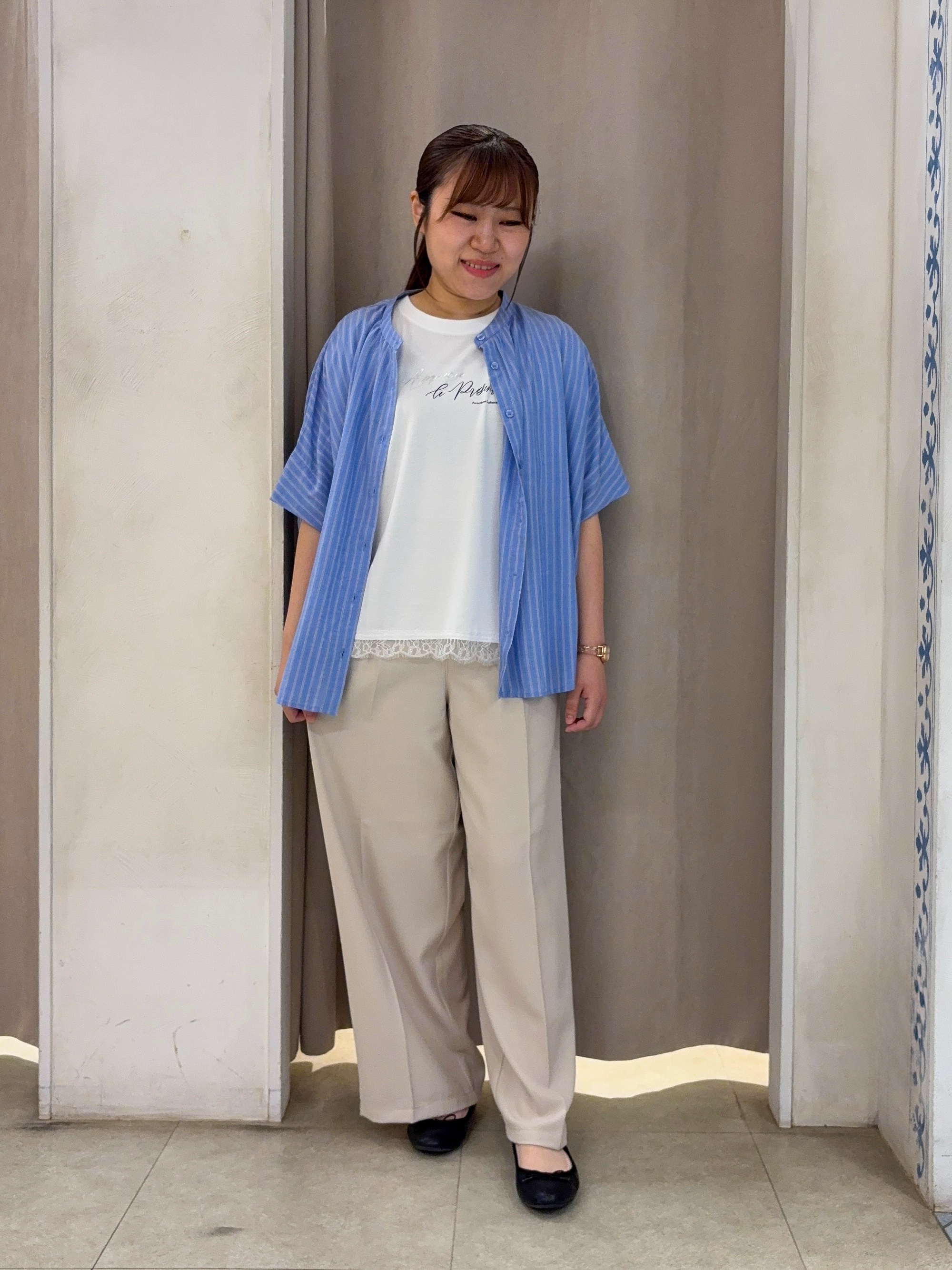 SO(R)Aさんの「SHOO･LA･RUE｜【ひんやり/洗濯機可/体型カバー】二の腕隠れる ゆるっとドルマンバンドカラーシャツ」を使ったコーディネート
