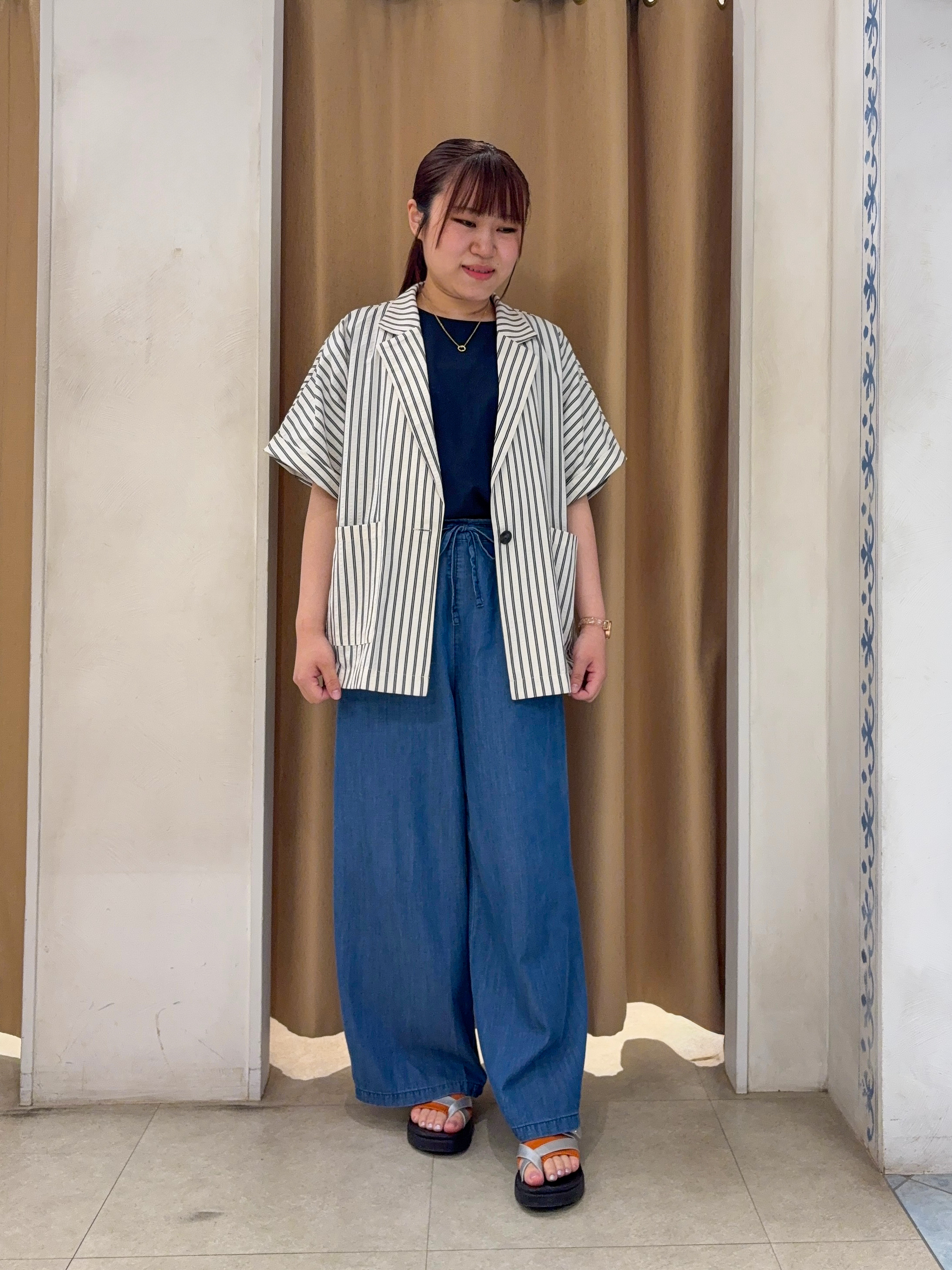 SO(R)Aさんの「SHOO･LA･RUE｜【ひんやり/洗濯機可/体型カバー】二の腕隠れる ゆるっとドルマンバンドカラーシャツ」を使ったコーディネート