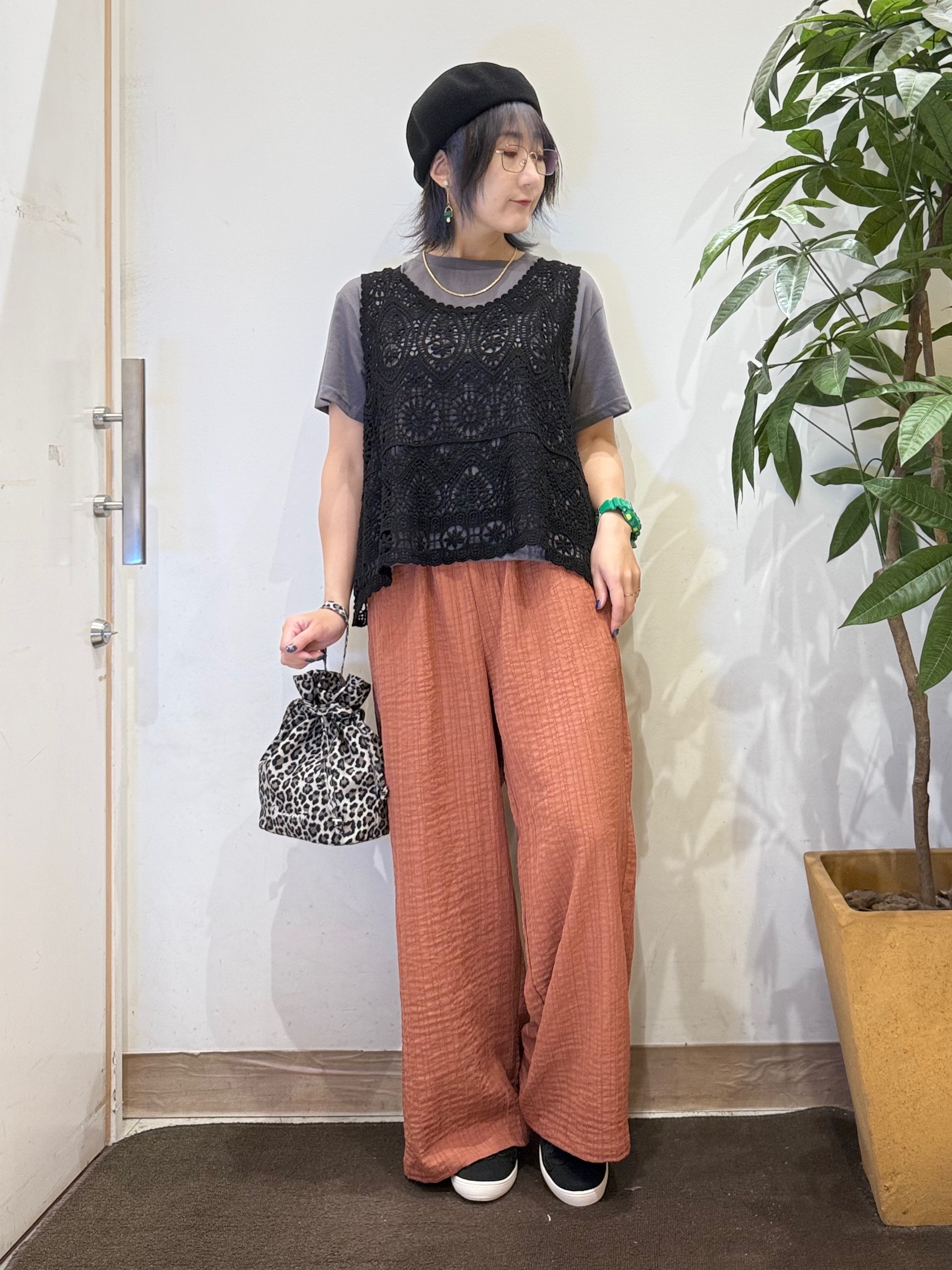 misakiさんの「SHOO･LA･RUE｜【2点セット】クロシェベスト+ロゴTセット」を使ったコーディネート