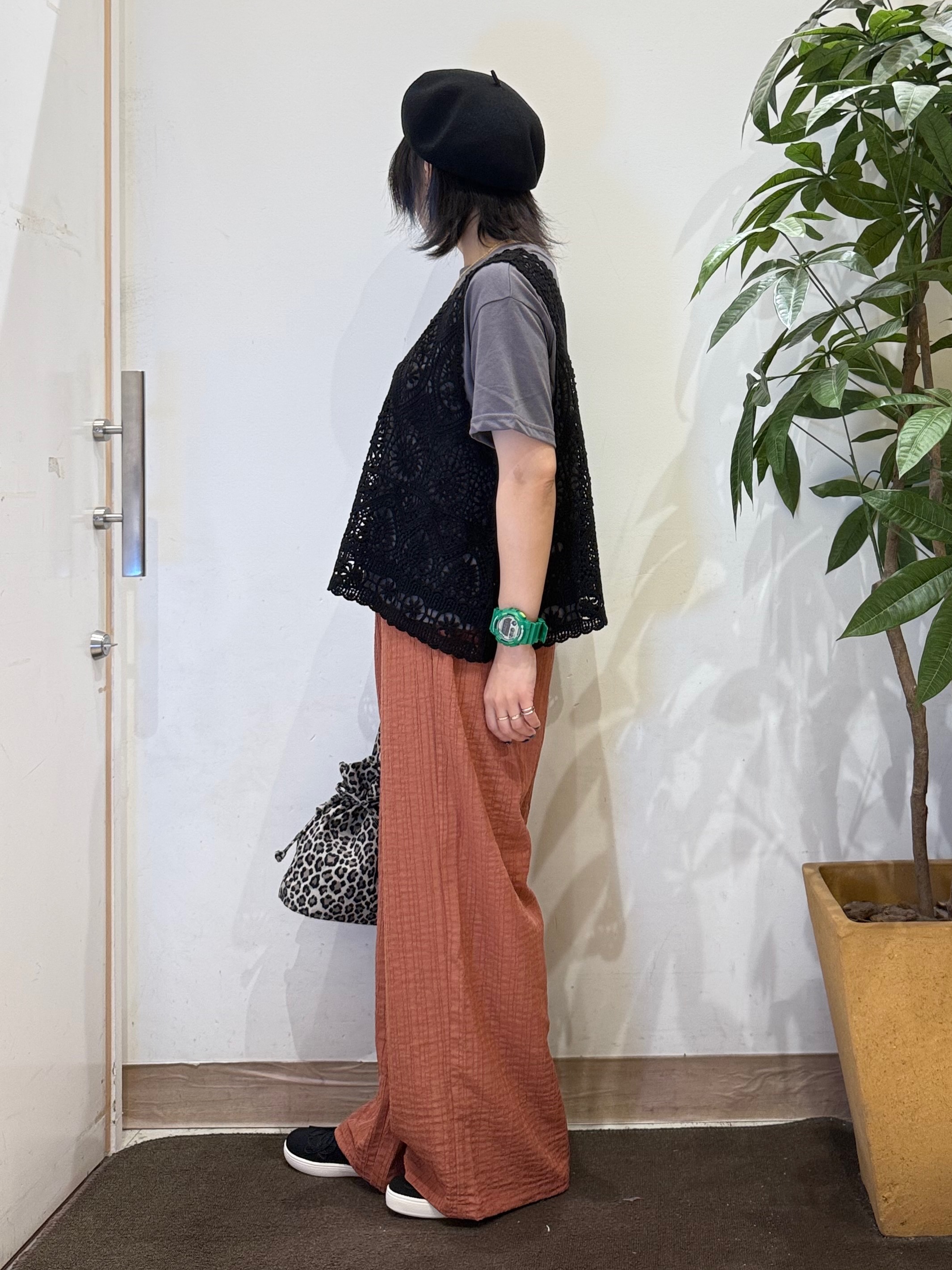 misakiさんの「SHOO･LA･RUE｜【2点セット】クロシェベスト+ロゴTセット」を使ったコーディネート