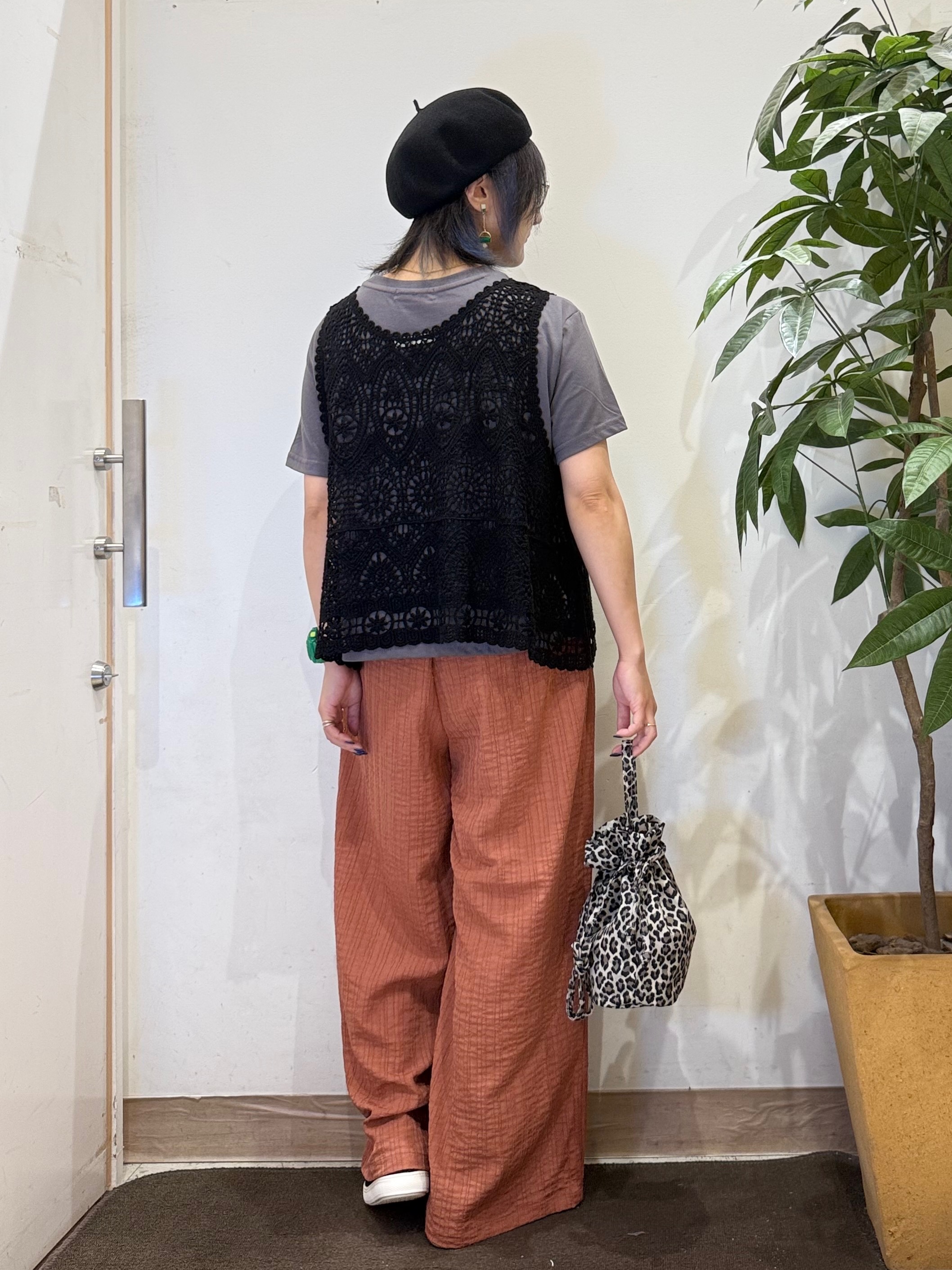 misakiさんの「SHOO･LA･RUE｜【2点セット】クロシェベスト+ロゴTセット」を使ったコーディネート