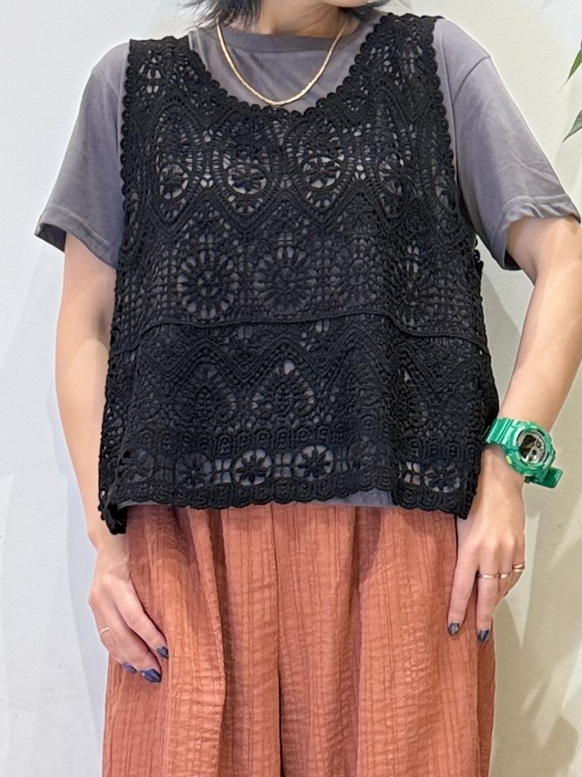 misakiさんの「SHOO･LA･RUE｜【2点セット】クロシェベスト+ロゴTセット」を使ったコーディネート
