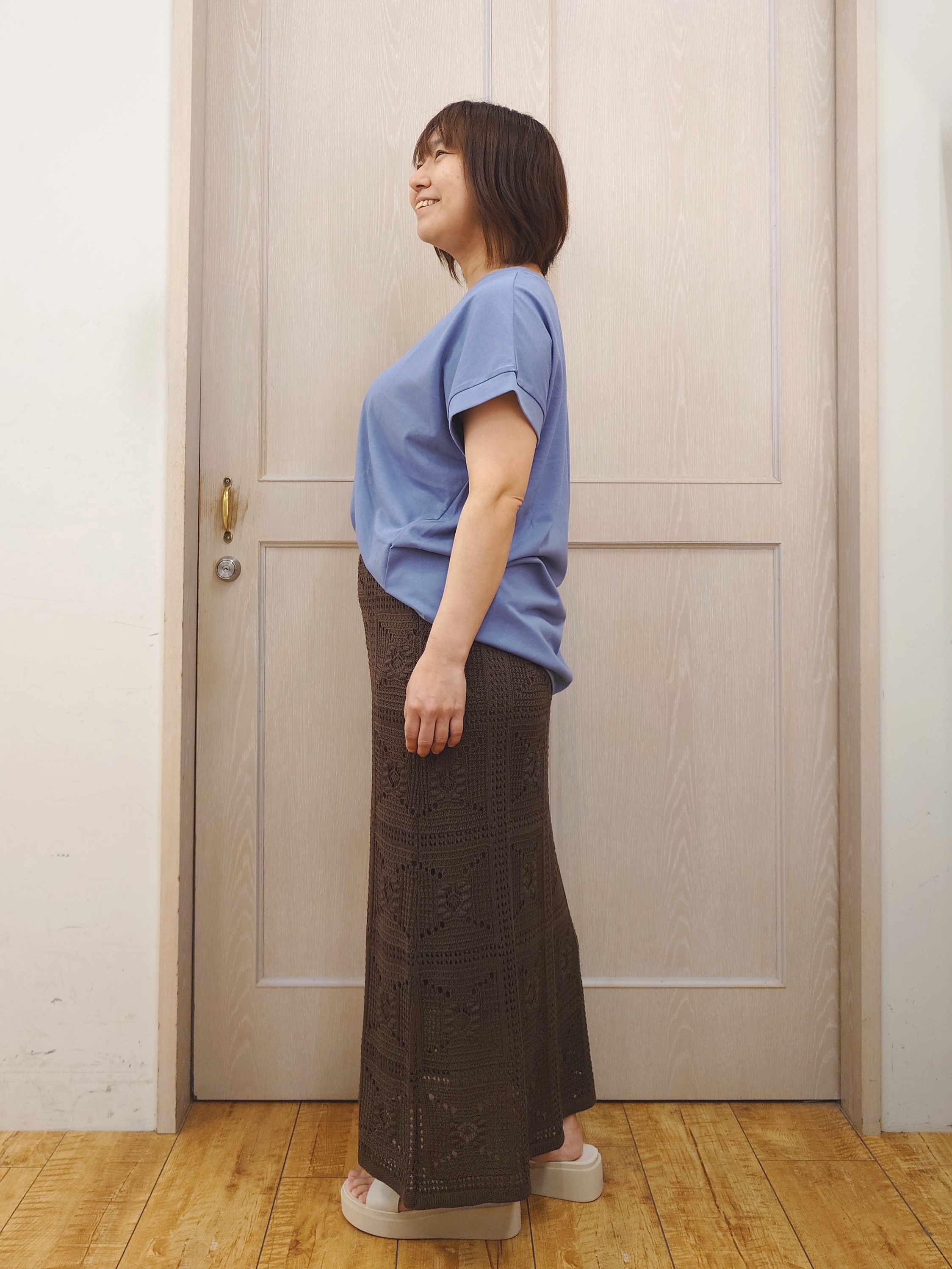 とろろさんの「SHOO･LA･RUE｜【汗じみ防止/ひんやり/体型カバー】真夏の味方。 汗じみが気になりにくい 大人の刺繍ロゴTシャツ」を使ったコーディネート