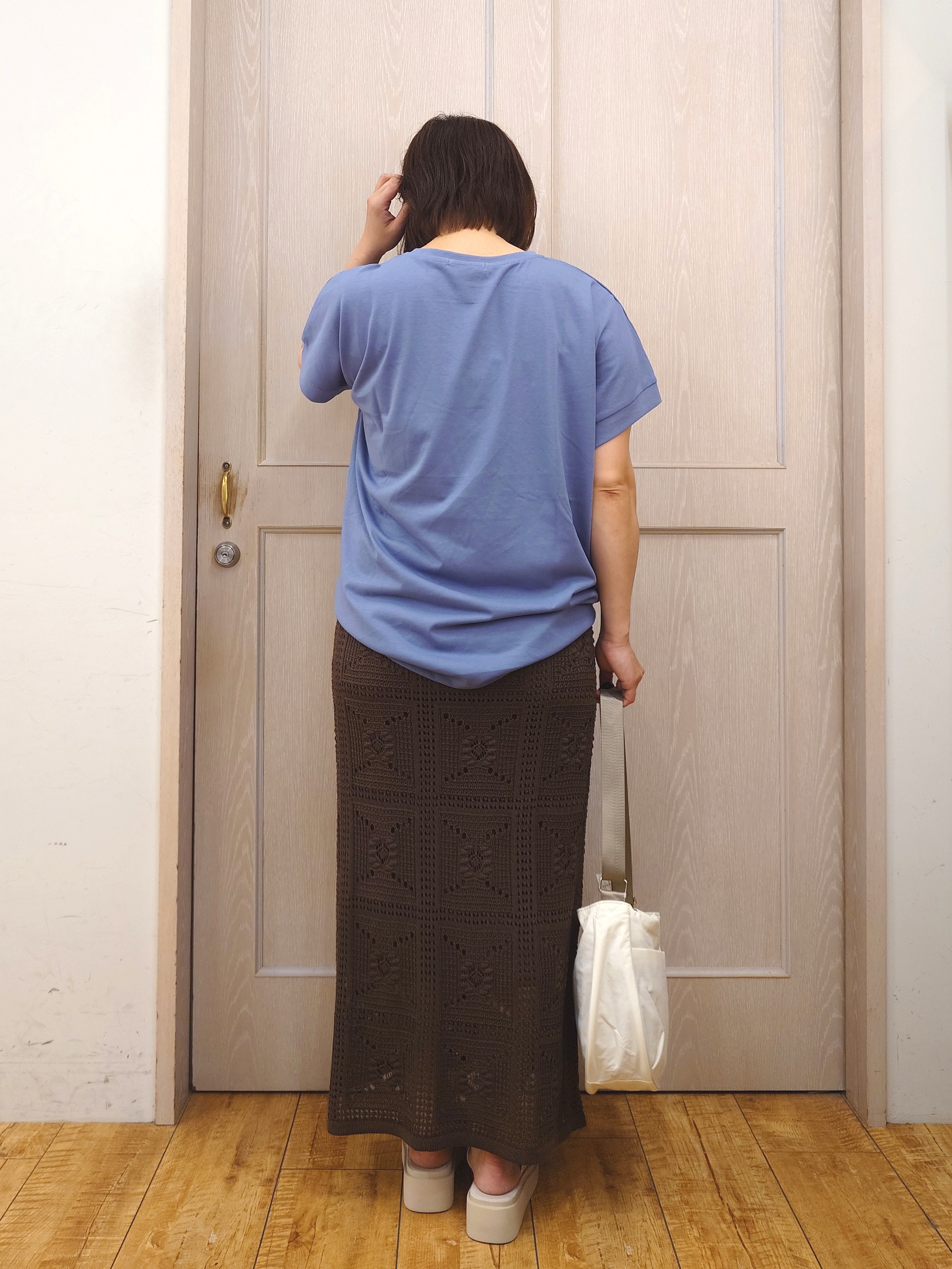 とろろさんの「SHOO･LA･RUE｜【汗じみ防止/ひんやり/体型カバー】真夏の味方。 汗じみが気になりにくい 大人の刺繍ロゴTシャツ」を使ったコーディネート