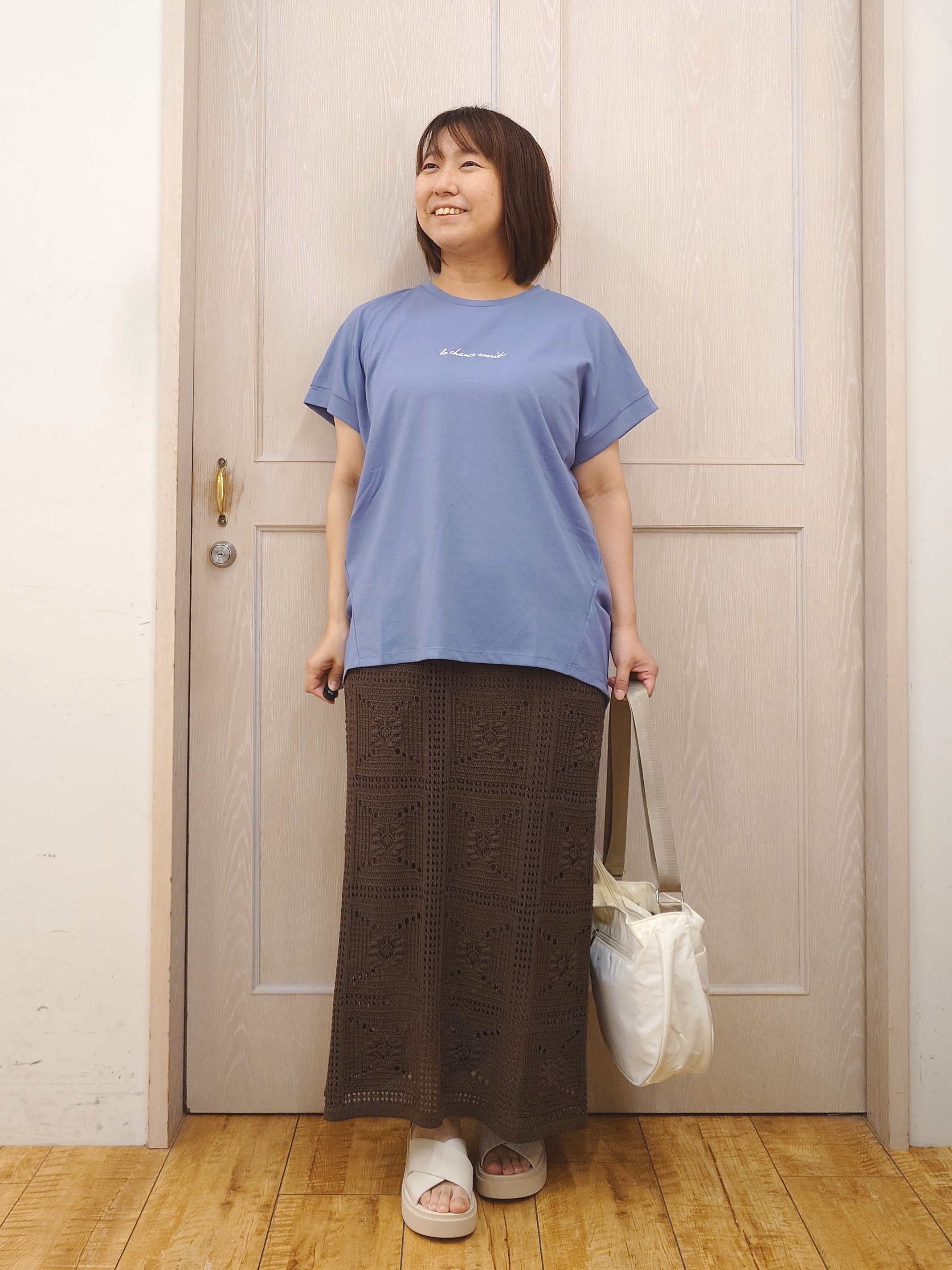 とろろさんの「SHOO･LA･RUE｜【汗じみ防止/ひんやり/体型カバー】真夏の味方。 汗じみが気になりにくい 大人の刺繍ロゴTシャツ」を使ったコーディネート