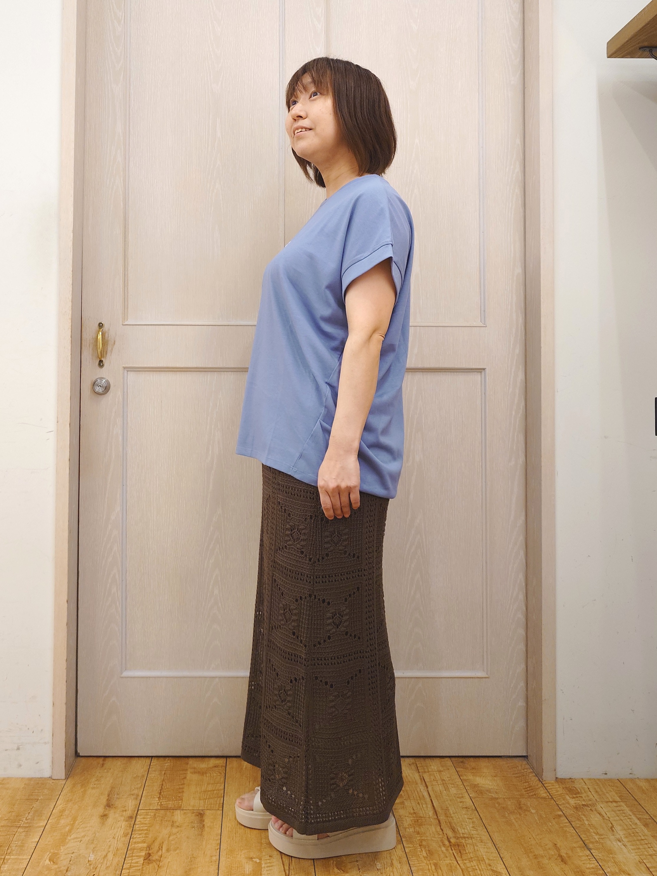 とろろさんの「SHOO･LA･RUE｜【汗じみ防止/ひんやり/体型カバー】真夏の味方。 汗じみが気になりにくい 大人の刺繍ロゴTシャツ」を使ったコーディネート