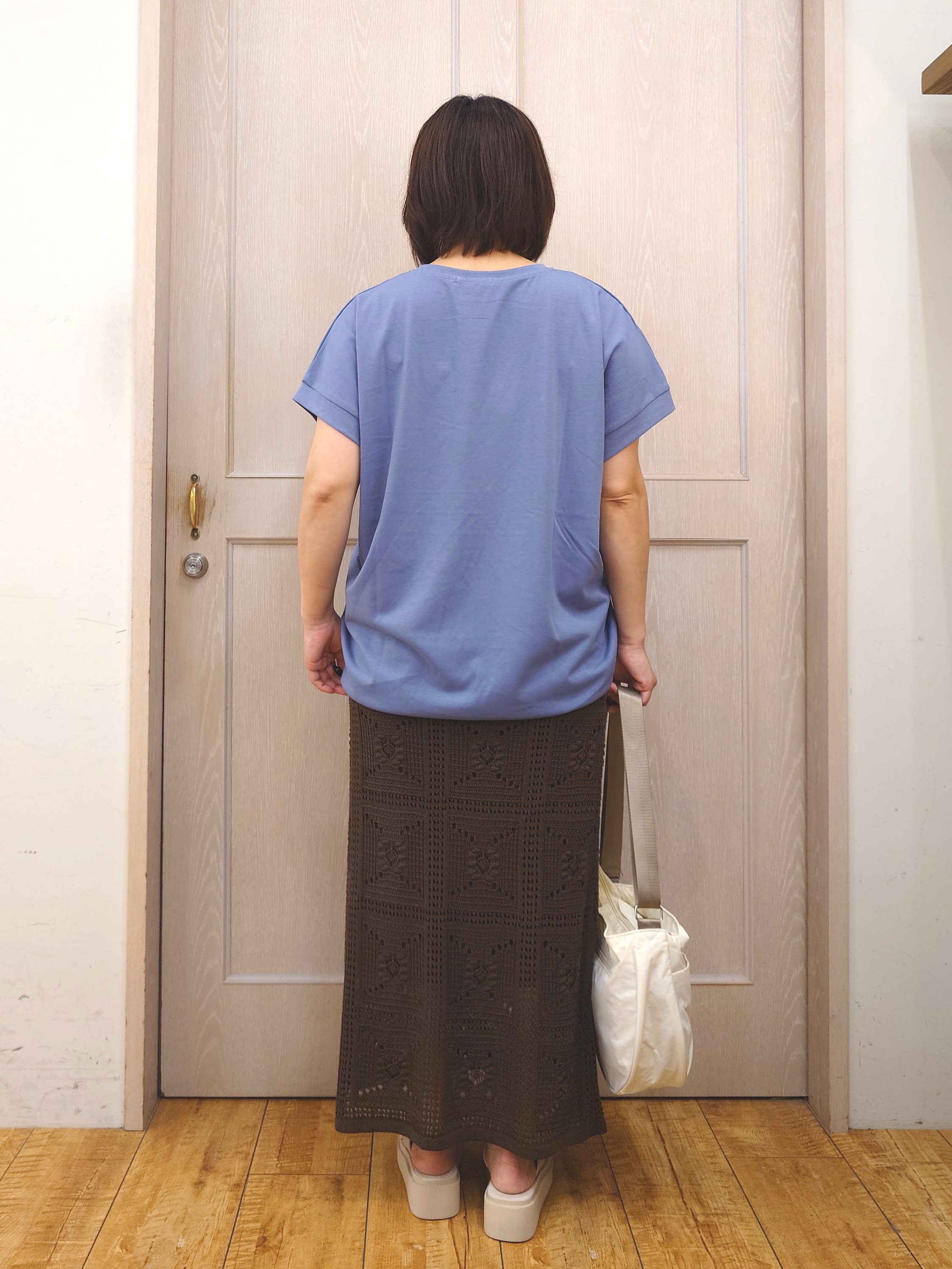 とろろさんの「SHOO･LA･RUE｜【汗じみ防止/ひんやり/体型カバー】真夏の味方。 汗じみが気になりにくい 大人の刺繍ロゴTシャツ」を使ったコーディネート