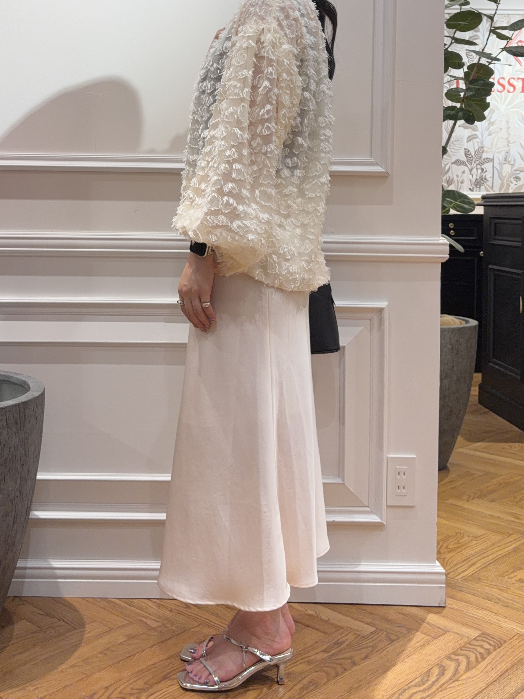 SAKAIさんの「DRESSTERIOR｜ストレッチヴィンテージサテンナロースカート」を使ったコーディネート