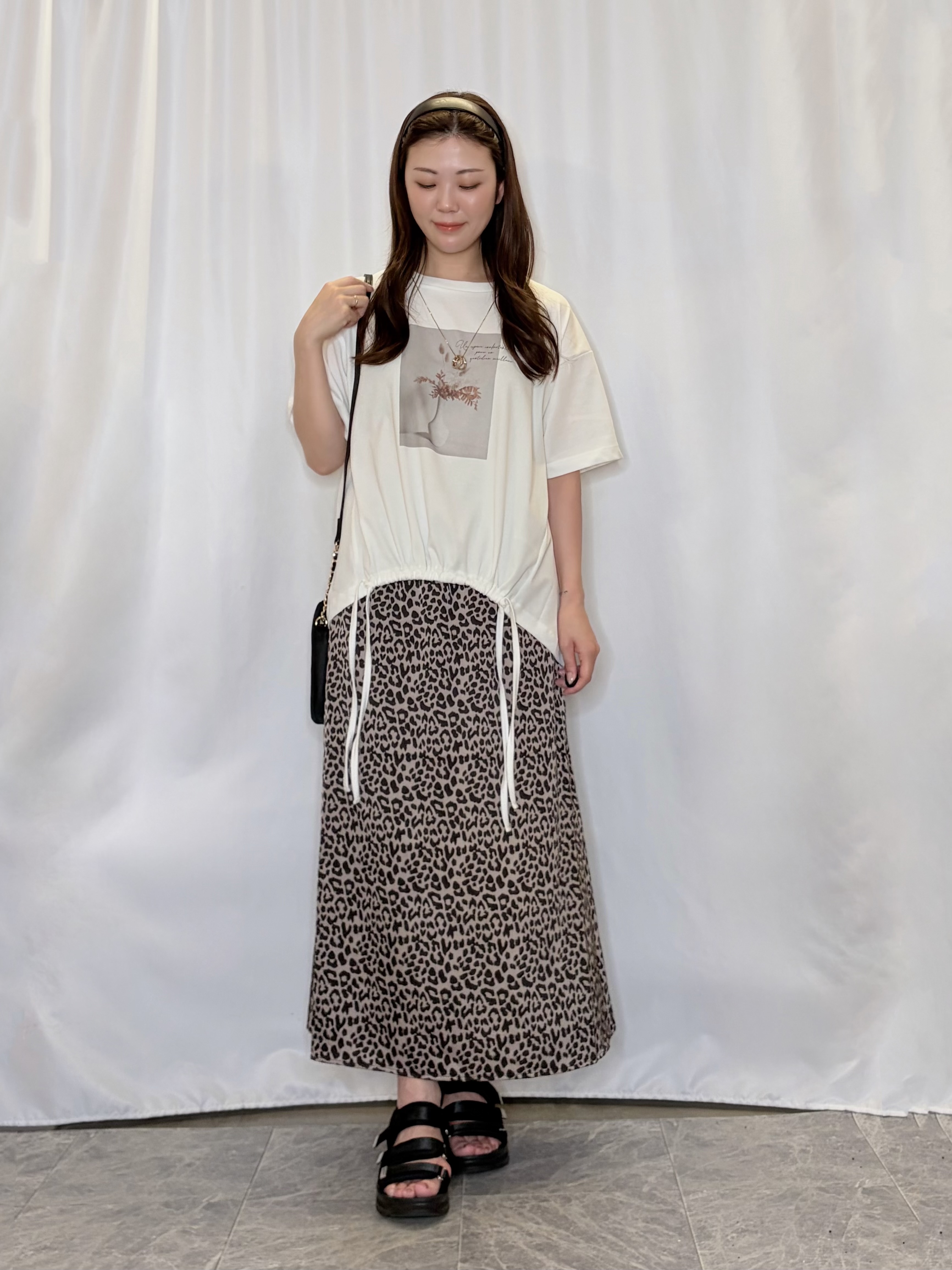おうめさんの「SHOO･LA･RUE｜【ひんやり/体型カバー】プリントデザインが目を惹く 裾シャーリングTシャツ」を使ったコーディネート