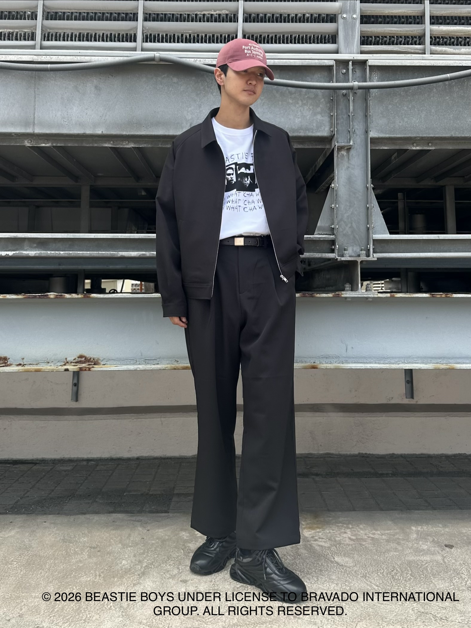 KOHEIさんの「tk.TAKEO KIKUCHI｜【360度ストレッチ】smart shiftシリーズ バレルシルエットパンツ」を使ったコーディネート