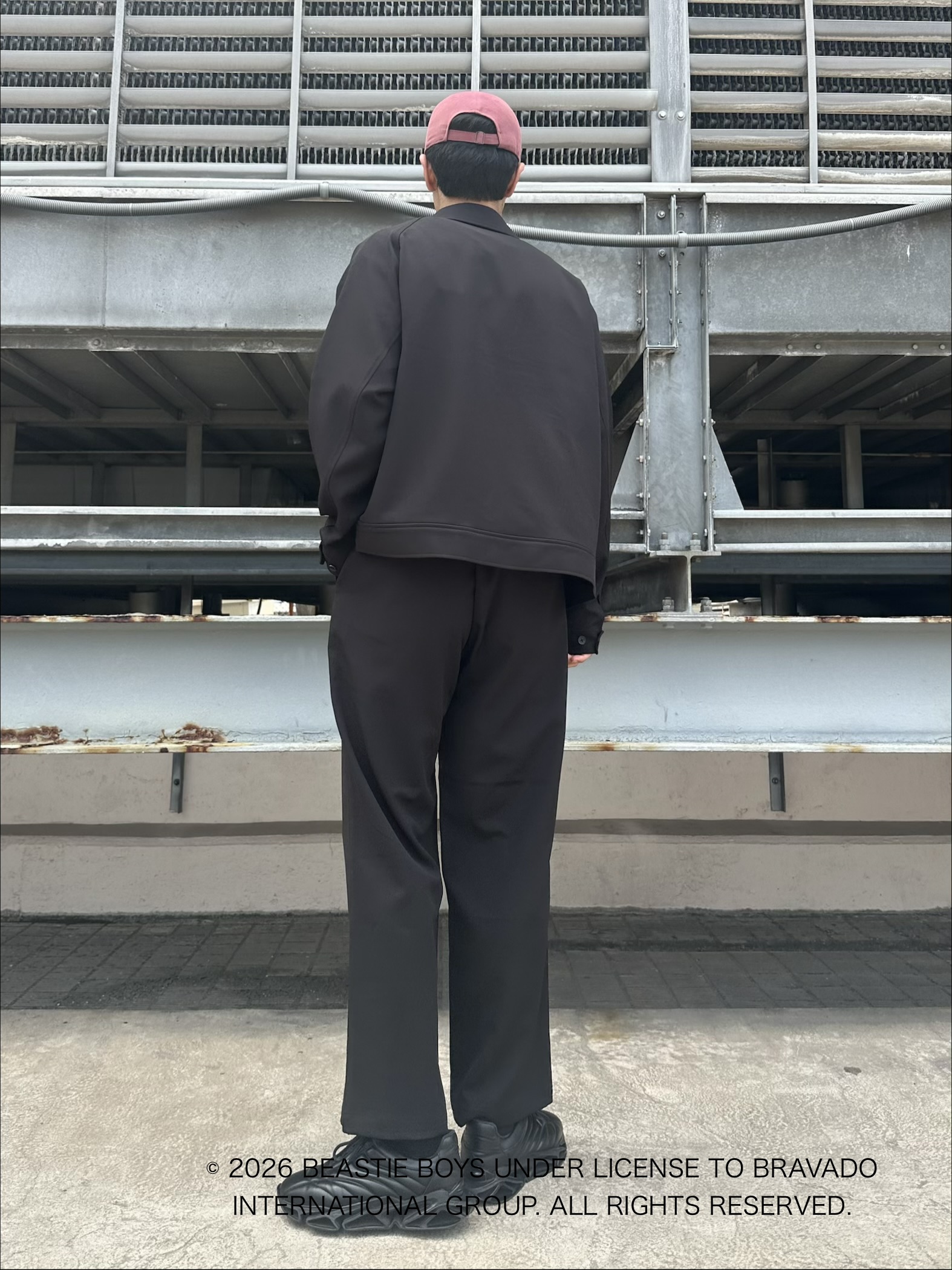 KOHEIさんの「tk.TAKEO KIKUCHI｜【360度ストレッチ】smart shiftシリーズ バレルシルエットパンツ」を使ったコーディネート