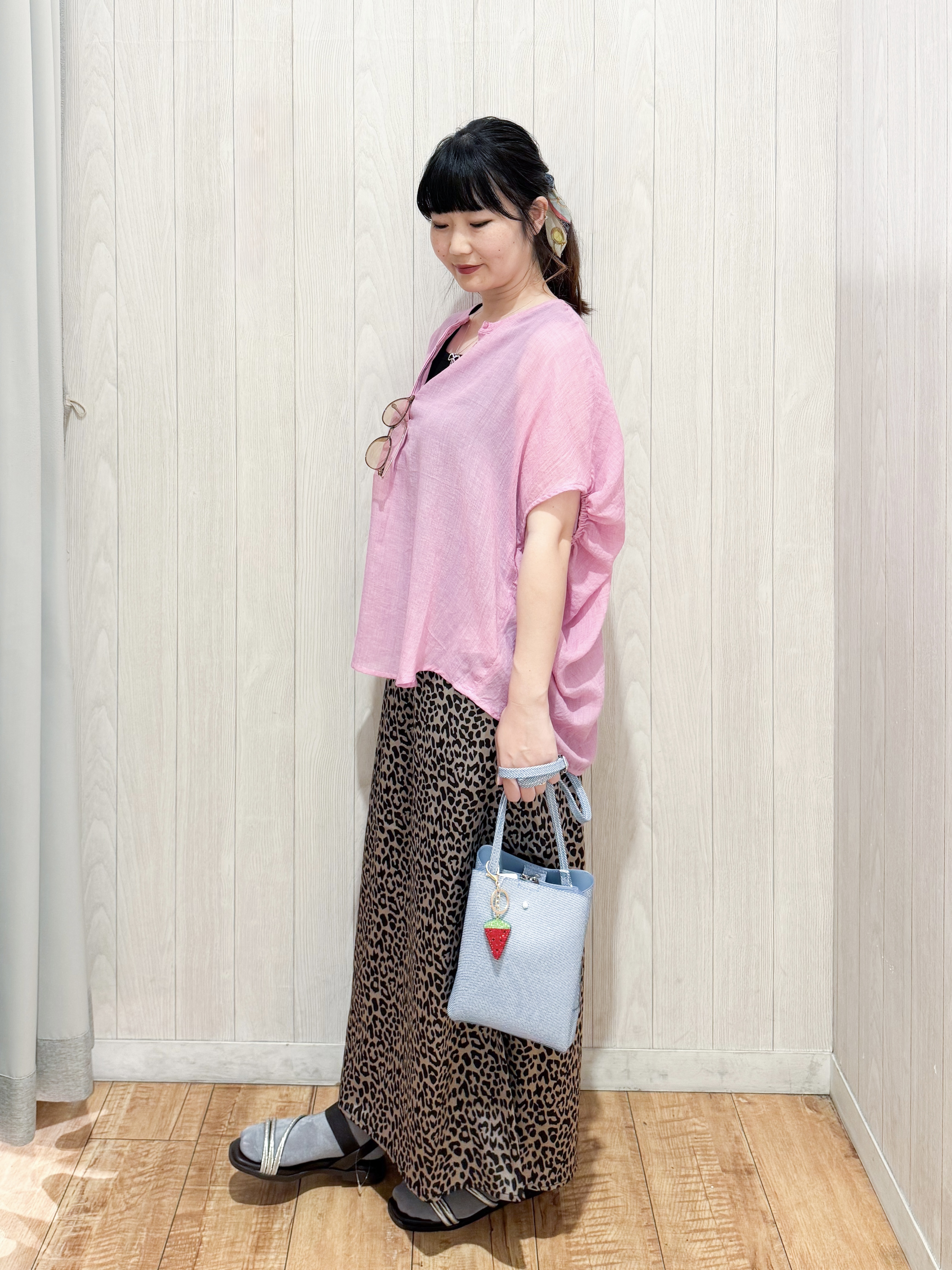愛さんの「SHOO･LA･RUE｜【体型カバー】バルーン風ゆるシャツブラウス」を使ったコーディネート