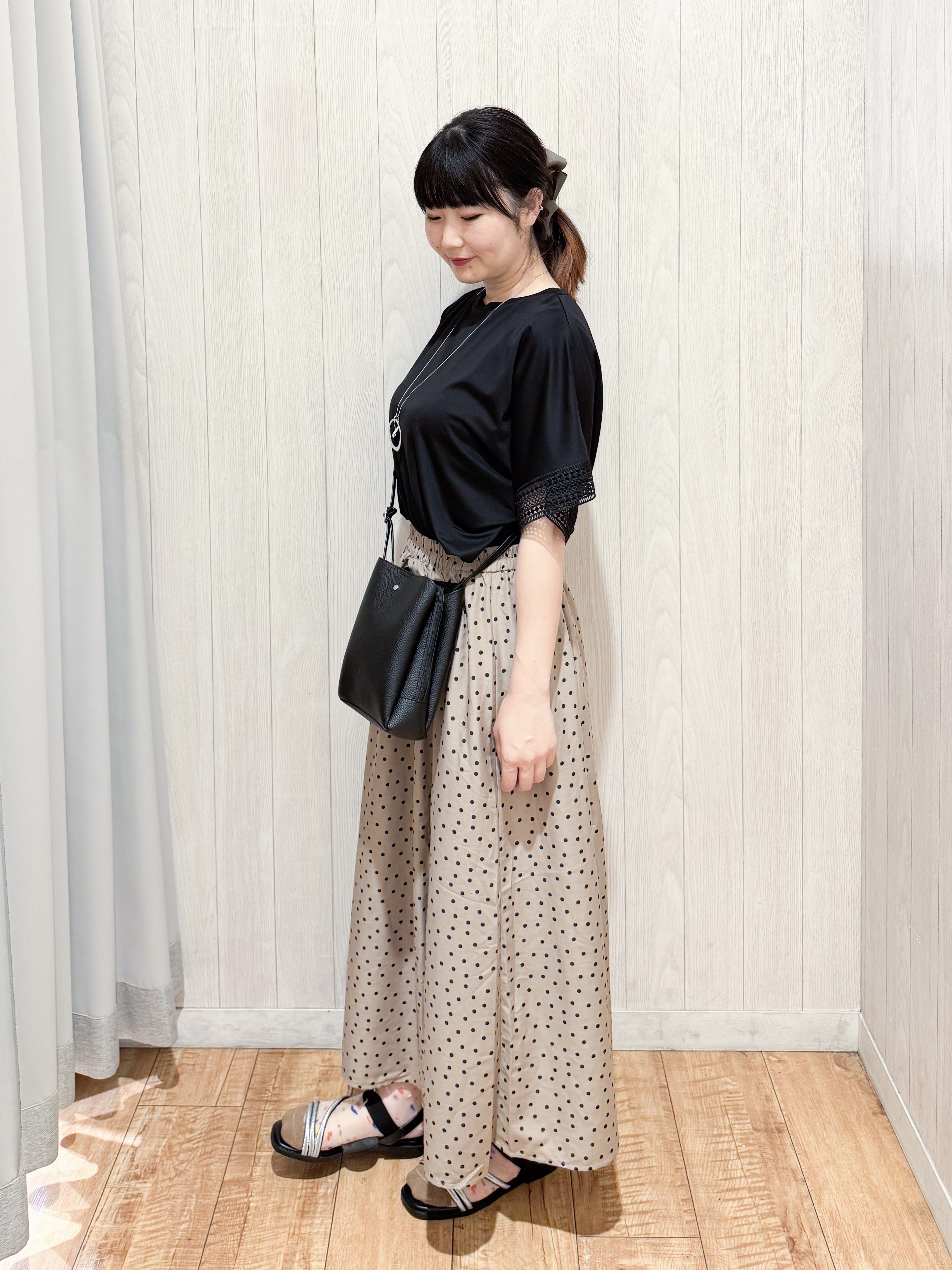 愛さんの「SHOO･LA･RUE｜【ひんやり/UV/体型カバー】ヒップ周りが隠せる ひんやりお袖レースTシャツ」を使ったコーディネート