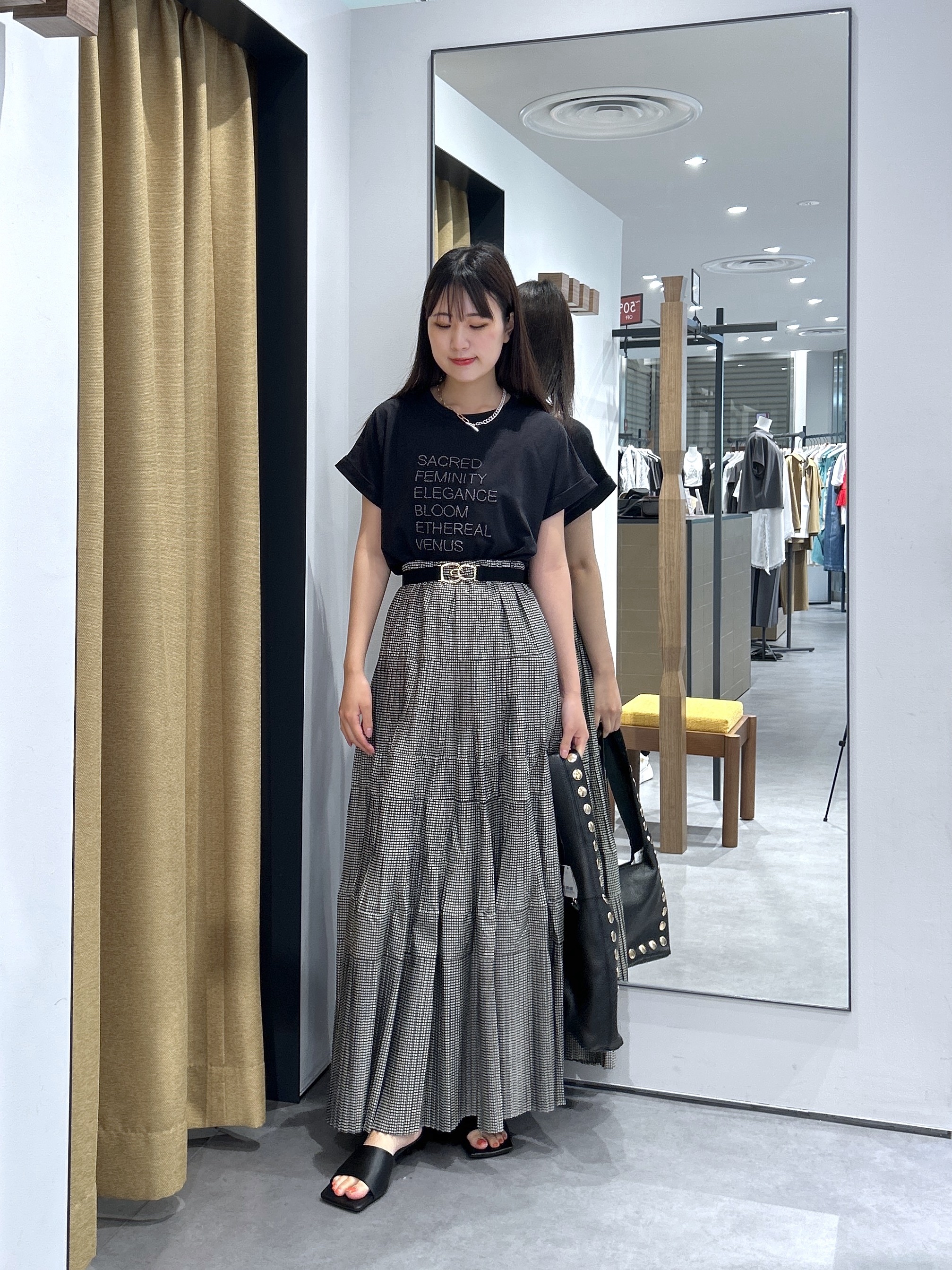Renoさんの「INDIVI｜刺繍フレーズTシャツ」を使ったコーディネート