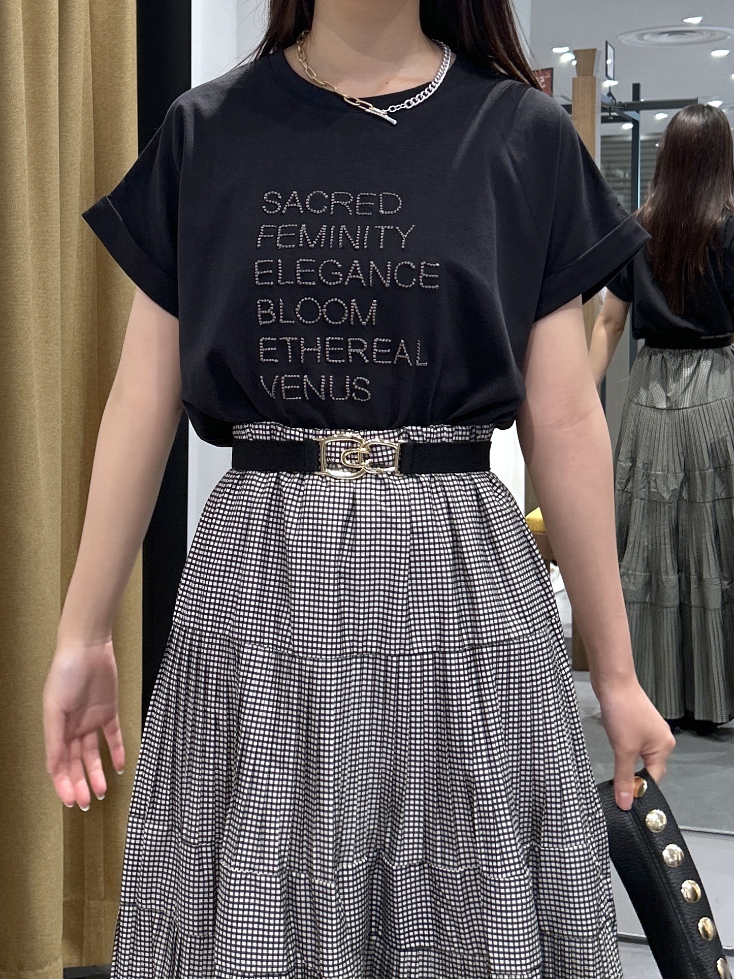 Renoさんの「INDIVI｜刺繍フレーズTシャツ」を使ったコーディネート