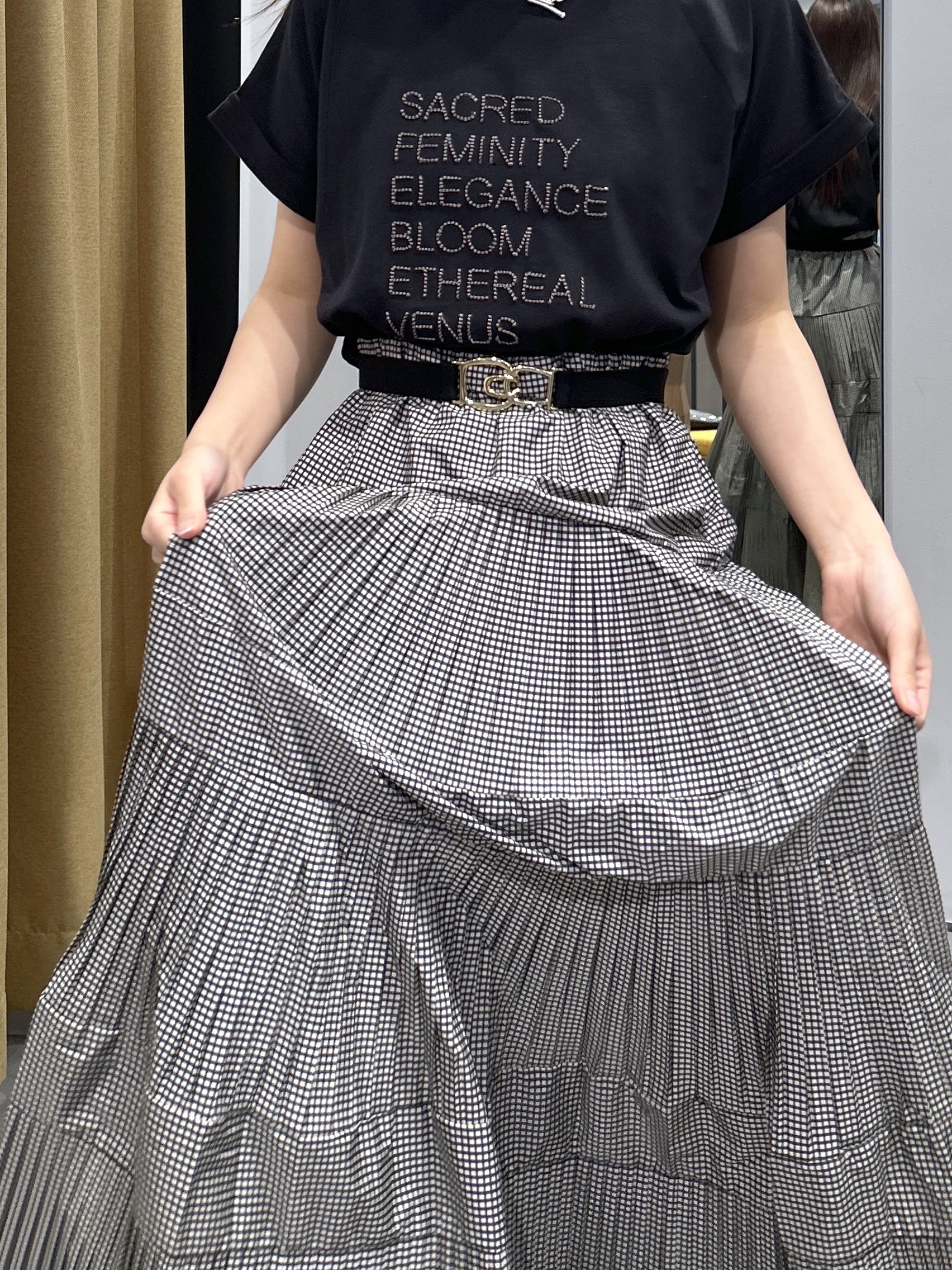 Renoさんの「INDIVI｜刺繍フレーズTシャツ」を使ったコーディネート