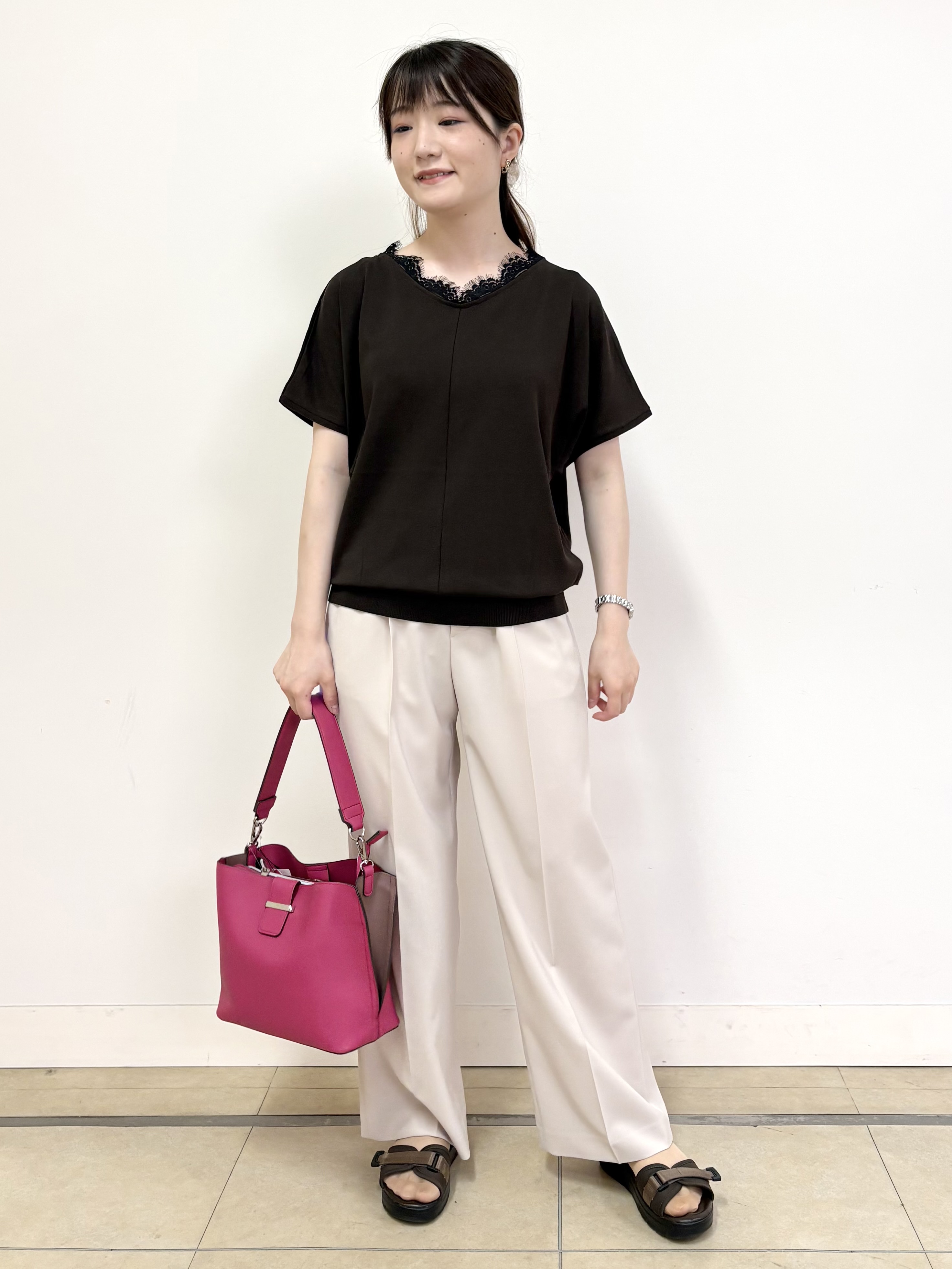 mikiさんの「Reflect｜【二の腕カバー／手洗い可】ネックレース フレンチスリーブニット」を使ったコーディネート