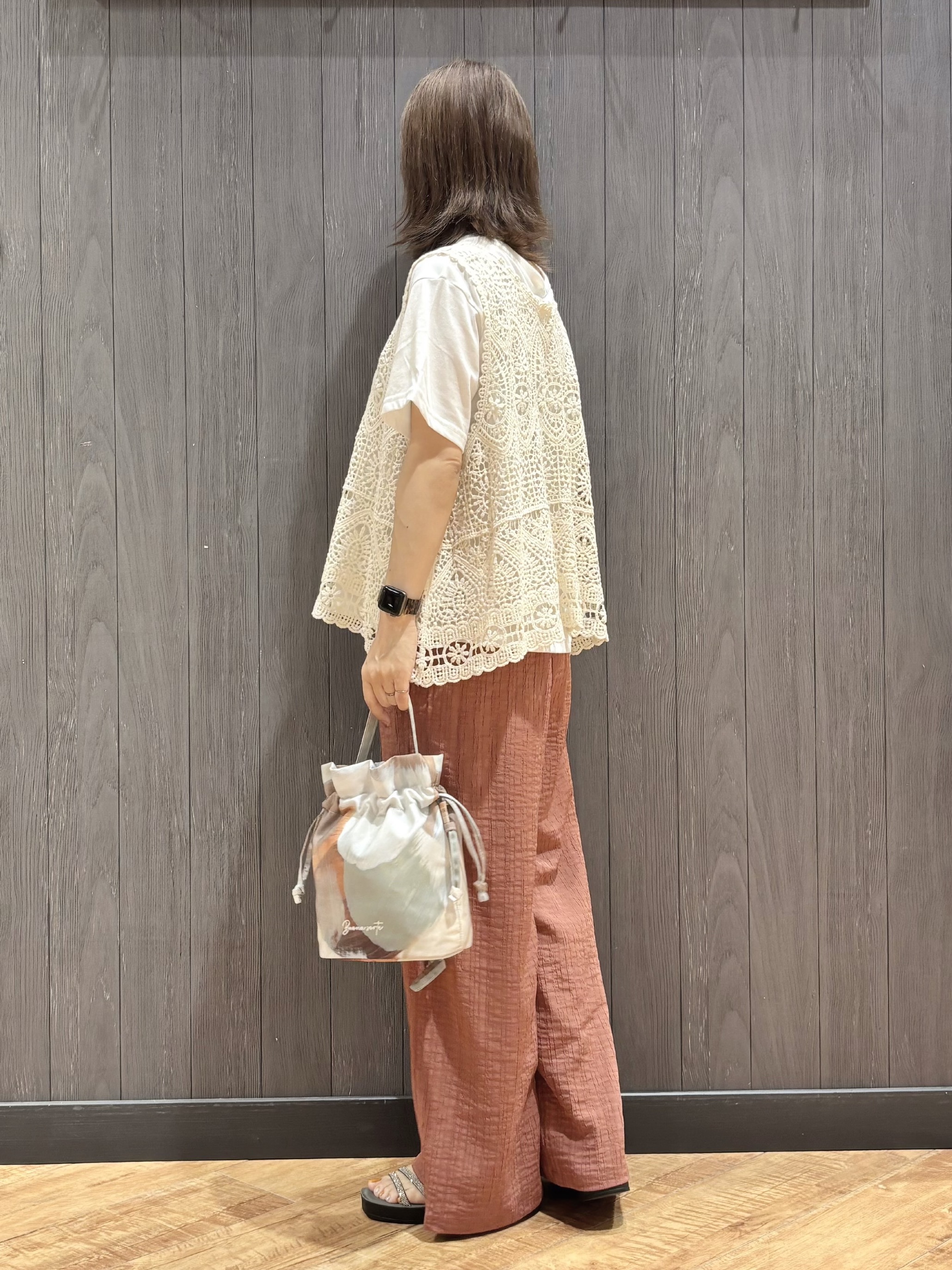 meiさんの「SHOO･LA･RUE｜【2点セット】クロシェベスト+ロゴTセット」を使ったコーディネート