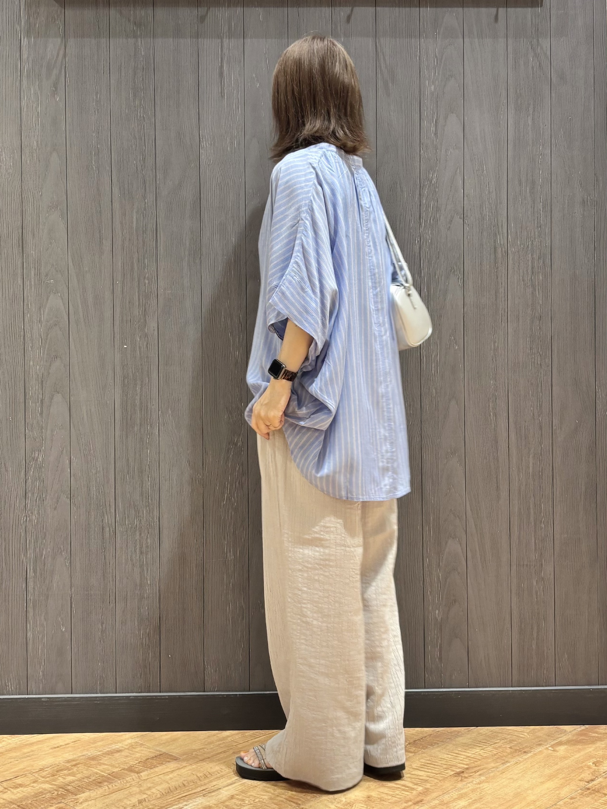 meiさんの「SHOO･LA･RUE｜【ひんやり/洗濯機可/体型カバー】二の腕隠れる ゆるっとドルマンバンドカラーシャツ」を使ったコーディネート
