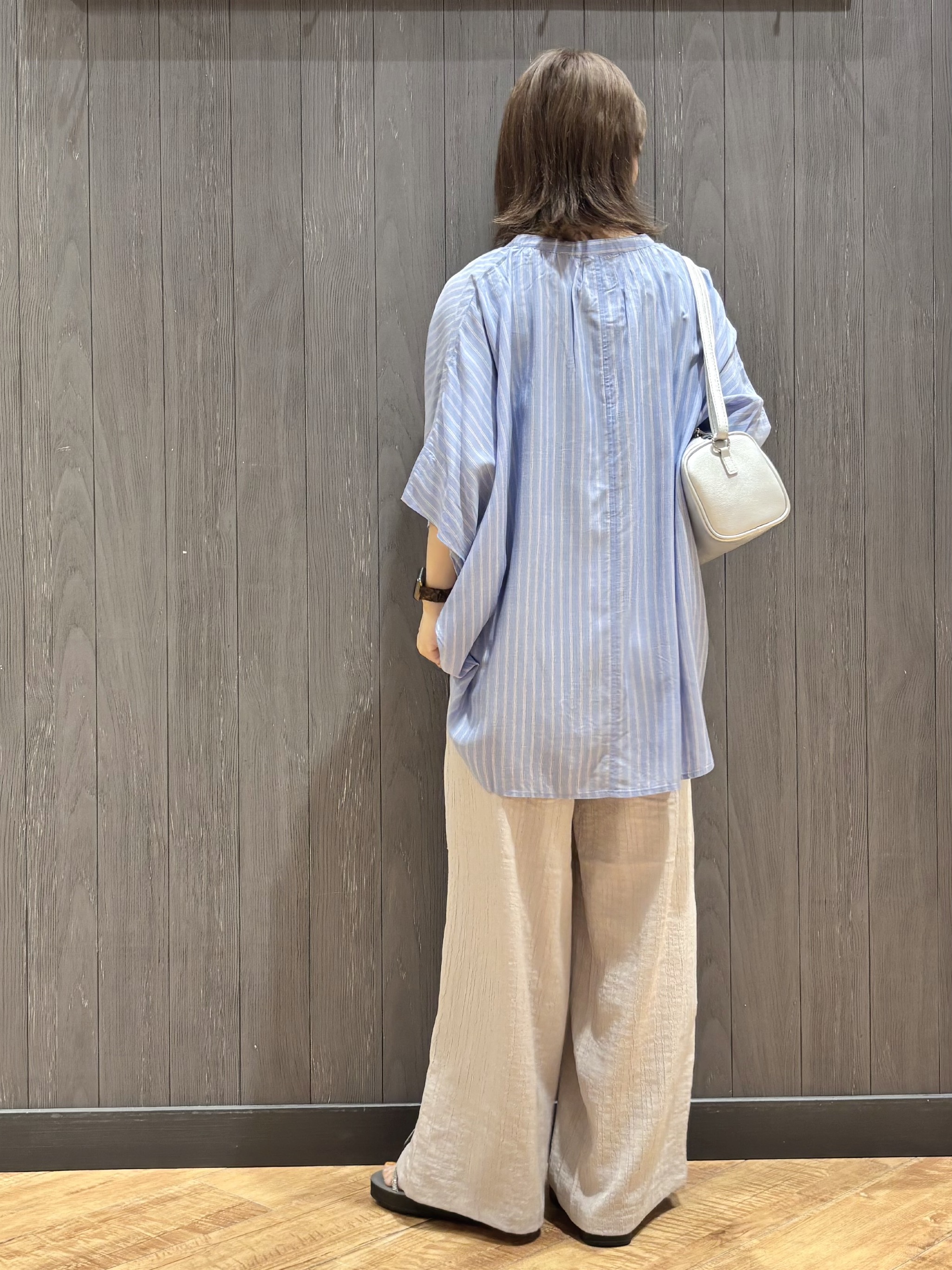 meiさんの「SHOO･LA･RUE｜【ひんやり/洗濯機可/体型カバー】二の腕隠れる ゆるっとドルマンバンドカラーシャツ」を使ったコーディネート
