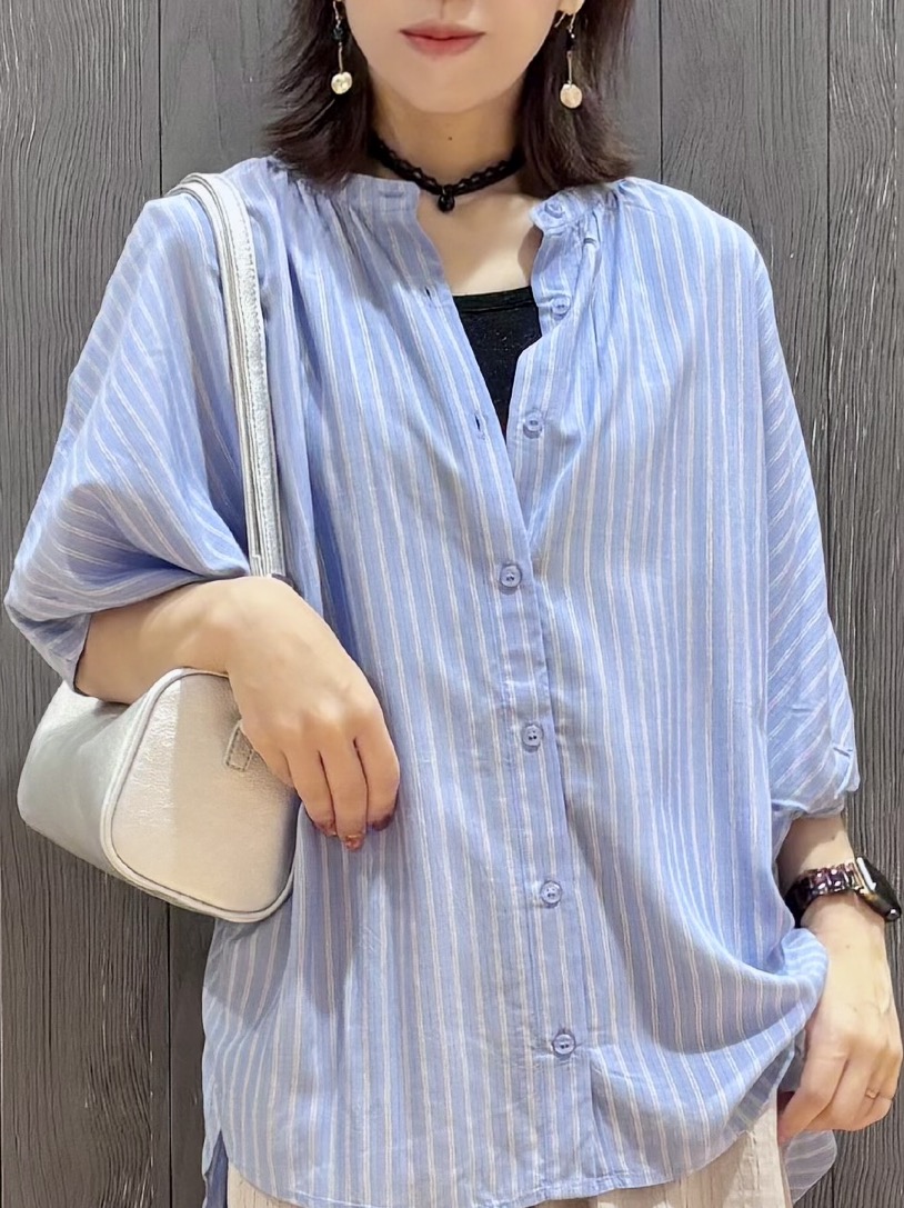 meiさんの「SHOO･LA･RUE｜【ひんやり/洗濯機可/体型カバー】二の腕隠れる ゆるっとドルマンバンドカラーシャツ」を使ったコーディネート