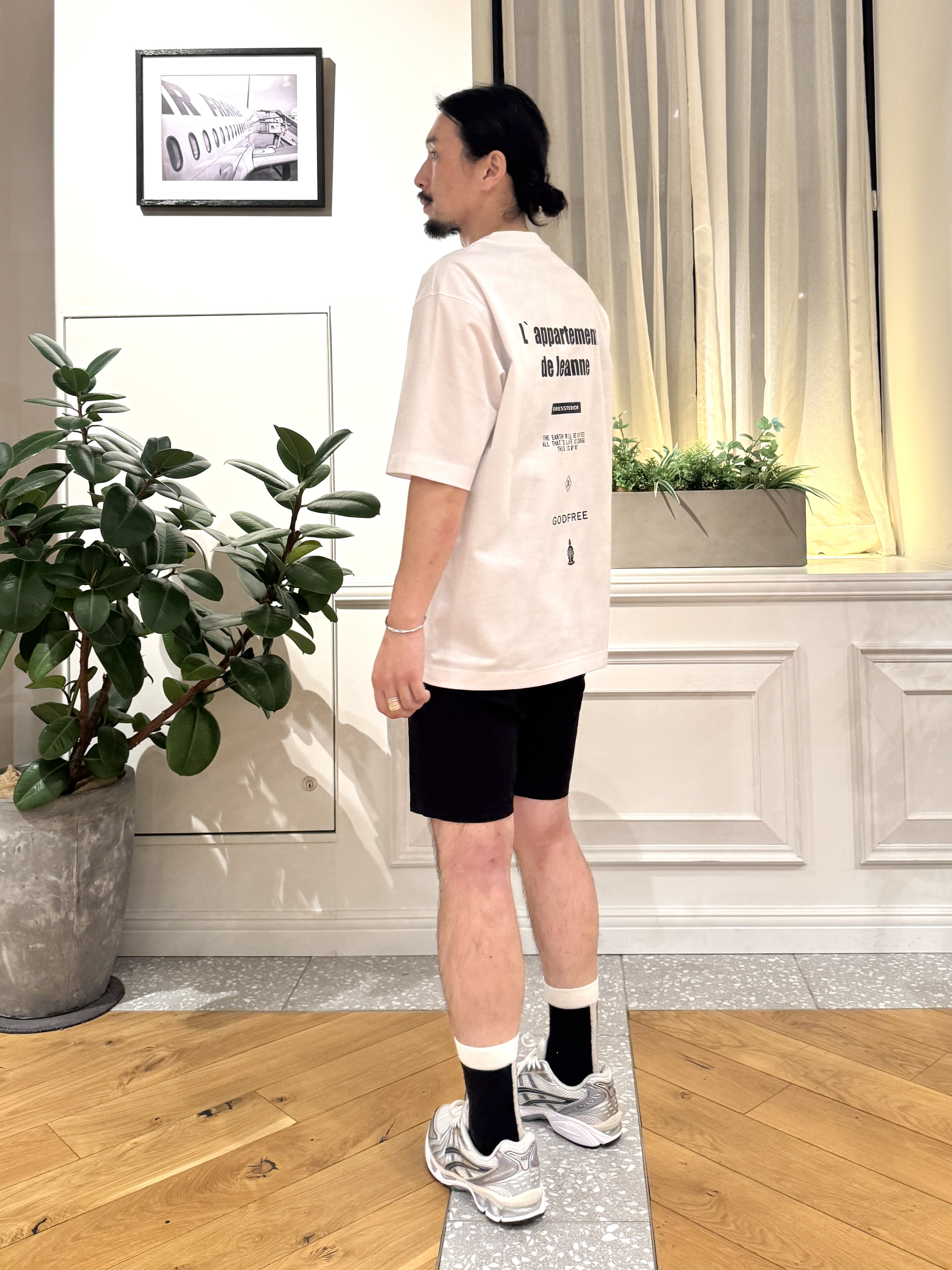 kawarataniさんの「DRESSTERIOR｜【接触冷感／UVカット／抗菌防臭／しわ防止】クールデオドラント ロゴTシャツ」を使ったコーディネート