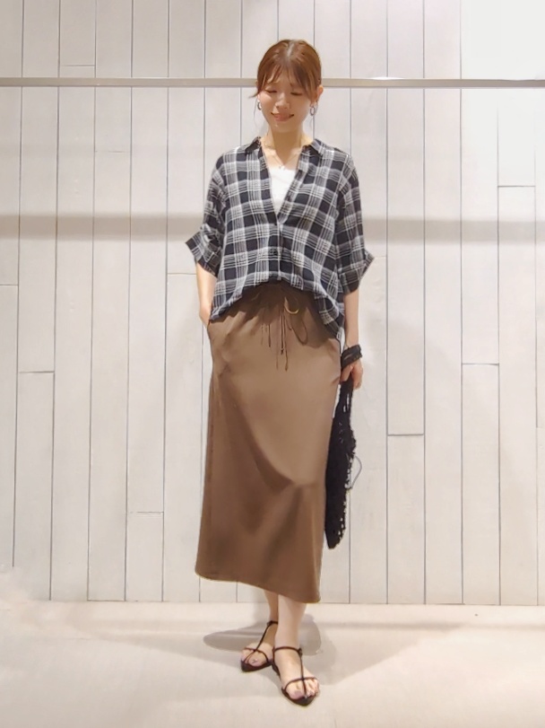 SHOさんの「INDIVI｜【コットン100％／透け感／2WAY】袖アレンジ チェックシャツ」を使ったコーディネート