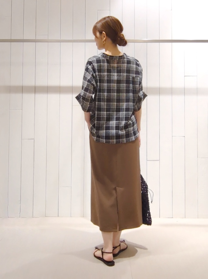 SHOさんの「INDIVI｜【コットン100％／透け感／2WAY】袖アレンジ チェックシャツ」を使ったコーディネート
