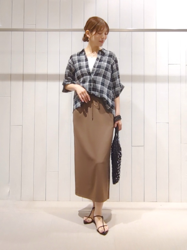 SHOさんの「INDIVI｜【コットン100％／透け感／2WAY】袖アレンジ チェックシャツ」を使ったコーディネート