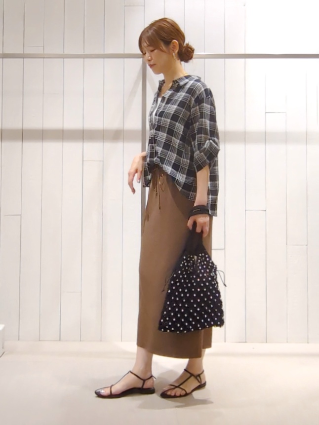 SHOさんの「INDIVI｜【コットン100％／透け感／2WAY】袖アレンジ チェックシャツ」を使ったコーディネート