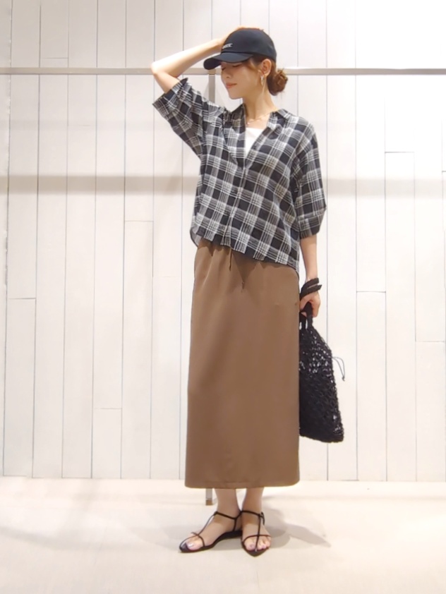 SHOさんの「INDIVI｜【コットン100％／透け感／2WAY】袖アレンジ チェックシャツ」を使ったコーディネート