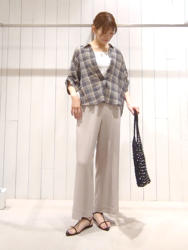 SHOさんの「INDIVI｜【中が見えない／オールシーズン】マクラメコード巾着付きメッシュバッグ」を使ったコーディネート