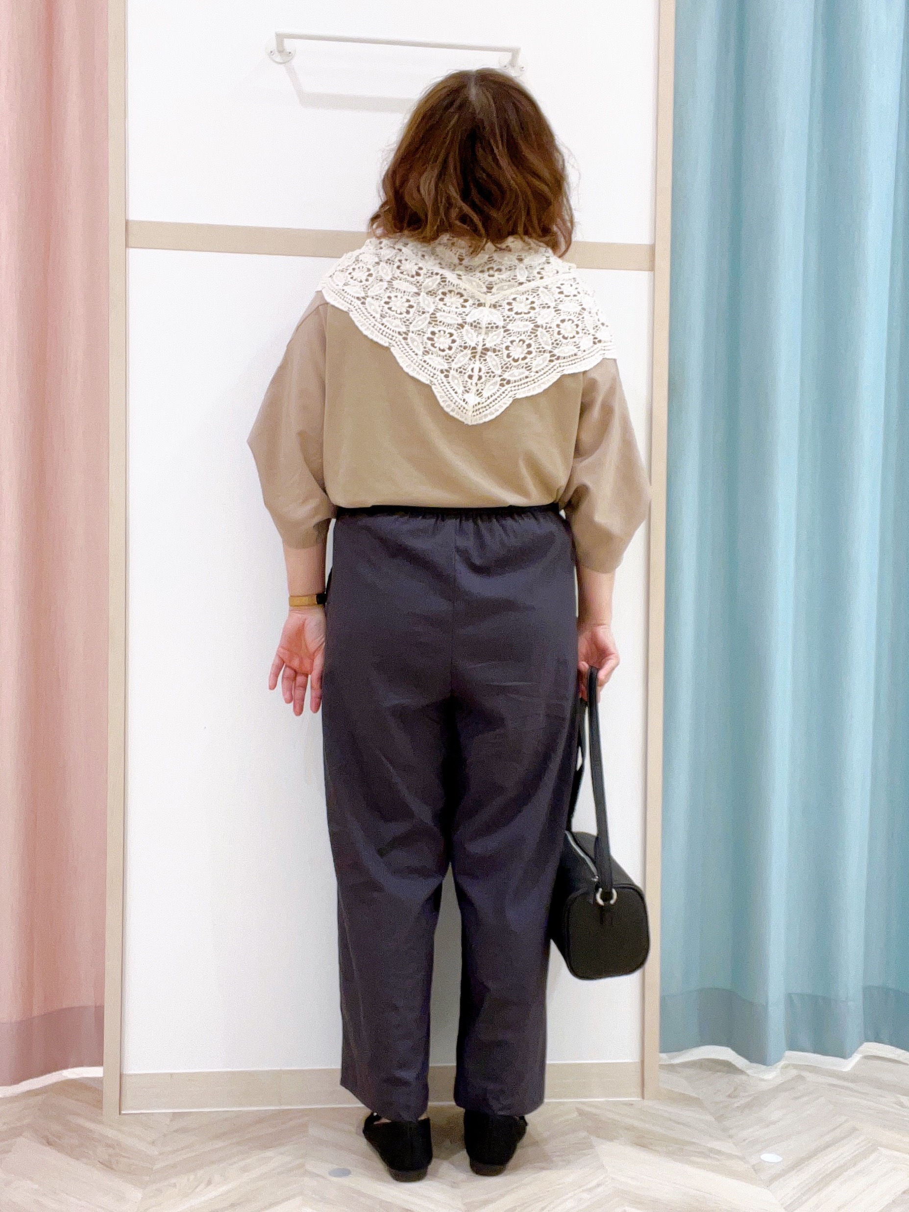 kitaさんの「SHOO･LA･RUE｜Tシャツ以上ブラウス未満 ツイストスリーブの上品トップス」を使ったコーディネート