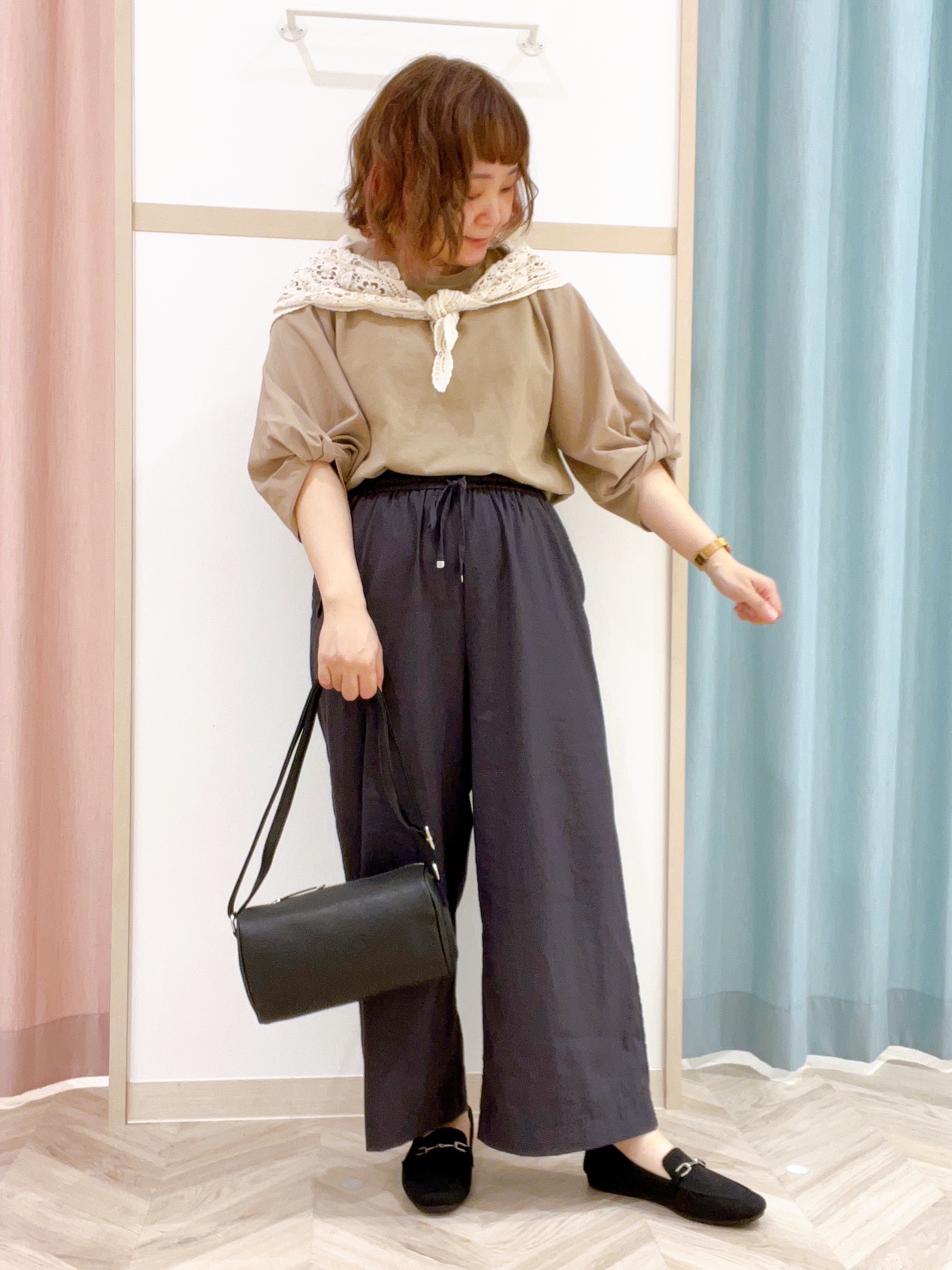 kitaさんの「SHOO･LA･RUE｜Tシャツ以上ブラウス未満 ツイストスリーブの上品トップス」を使ったコーディネート