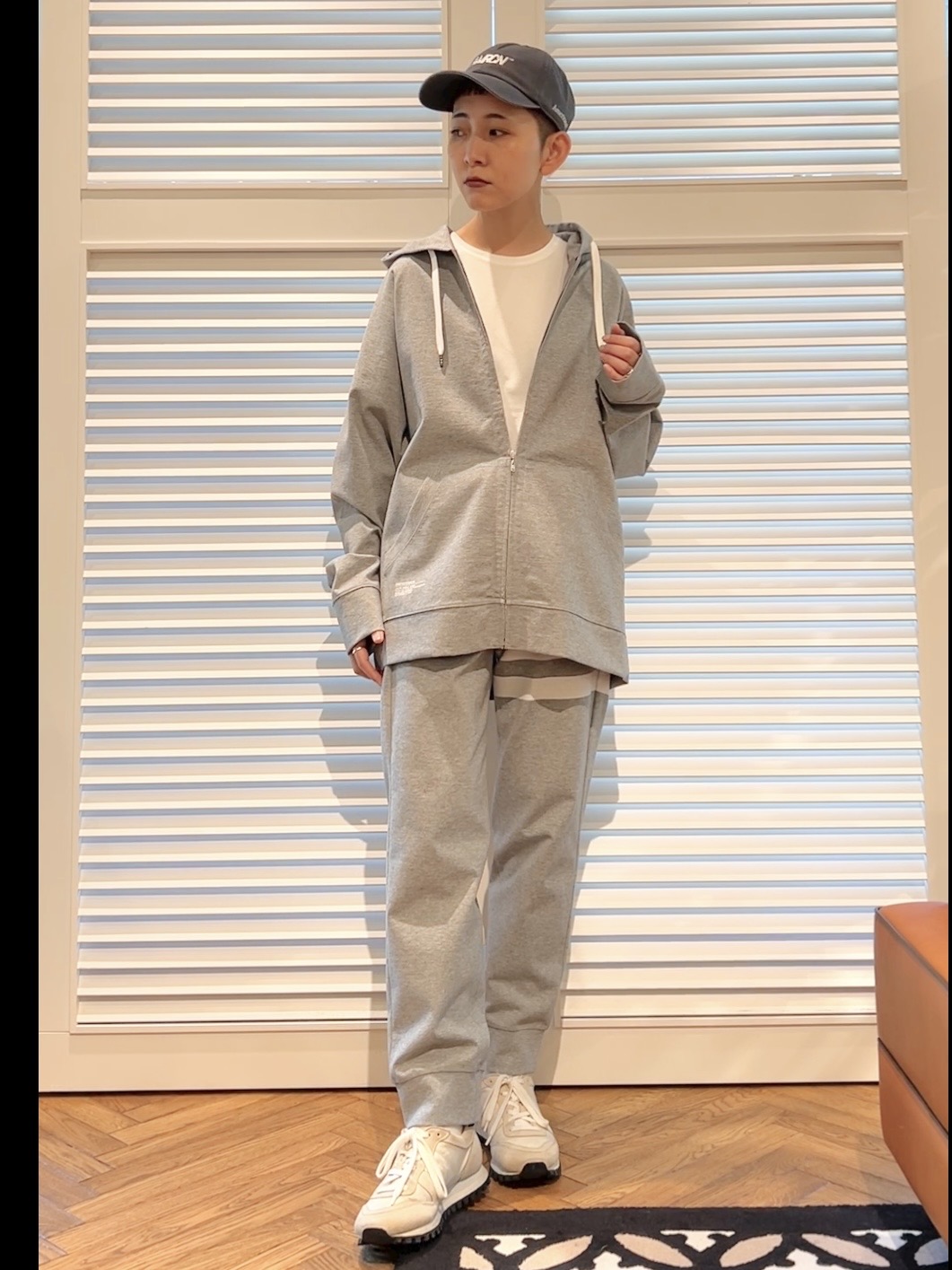 OCHIAIさんの「DRESSTERIOR｜【接触冷感／セットアップ可】ドライタッチ ハイカウントジップアップパーカ」を使ったコーディネート