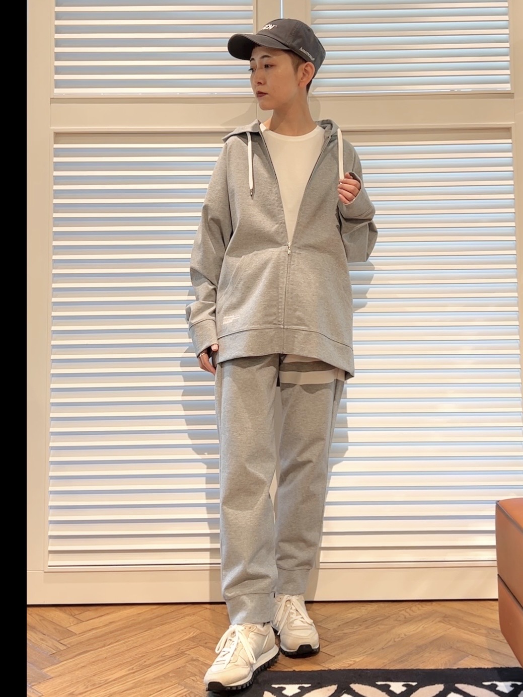 OCHIAIさんの「DRESSTERIOR｜【接触冷感／セットアップ可】ドライタッチ ハイカウントジップアップパーカ」を使ったコーディネート