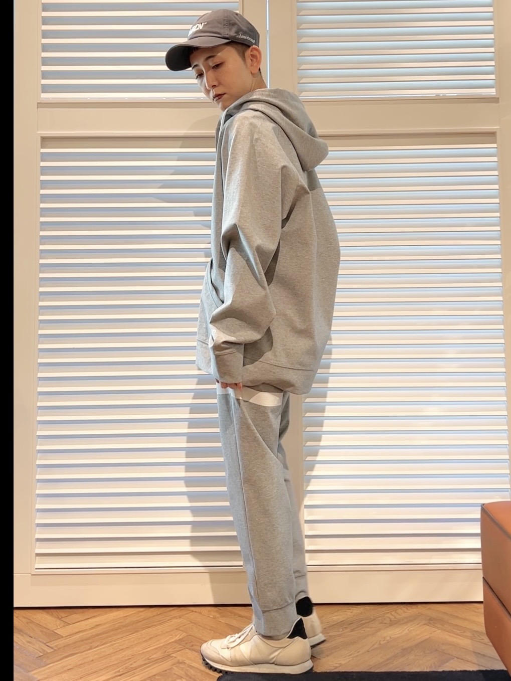 OCHIAIさんの「DRESSTERIOR｜【接触冷感／セットアップ可】ドライタッチ ハイカウントジップアップパーカ」を使ったコーディネート