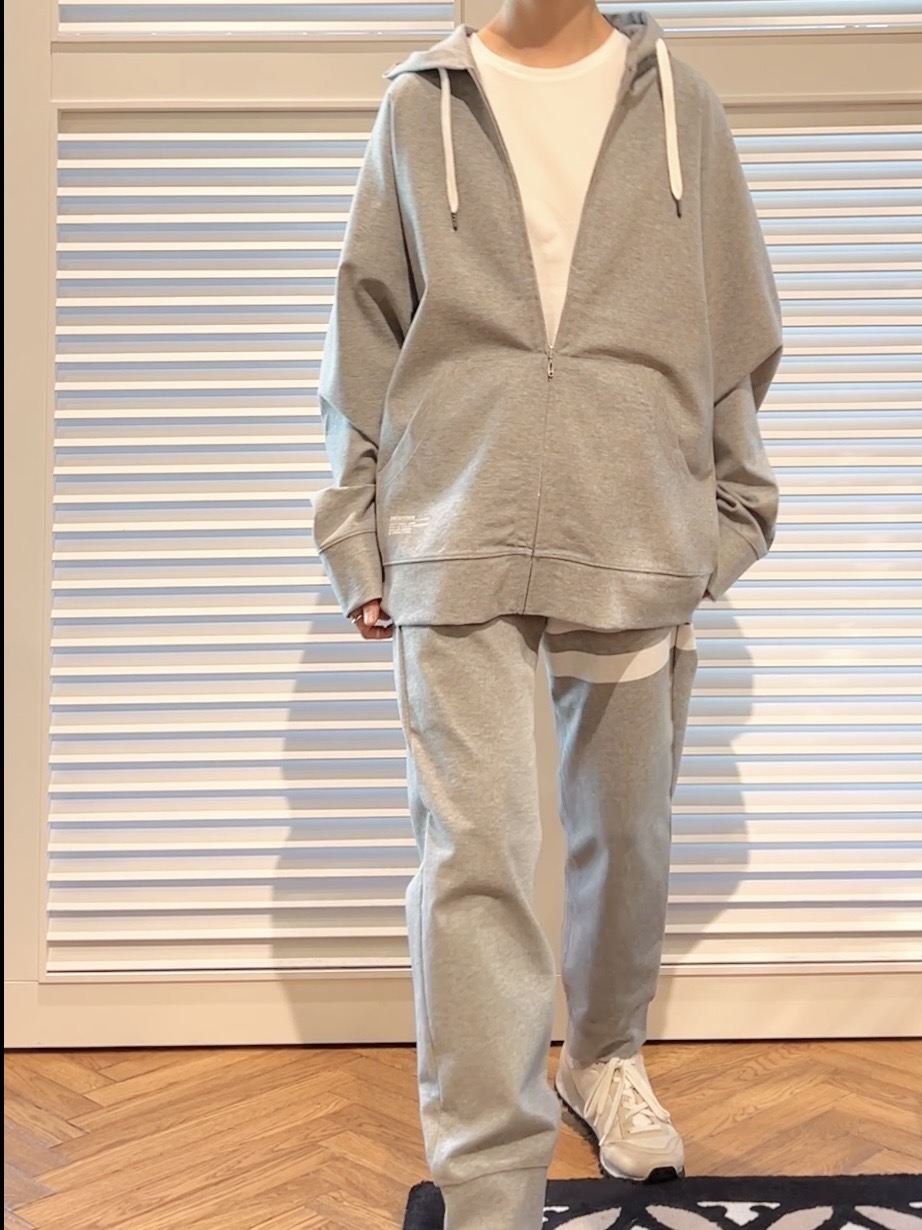OCHIAIさんの「DRESSTERIOR｜【接触冷感／セットアップ可】ドライタッチ ハイカウントジップアップパーカ」を使ったコーディネート