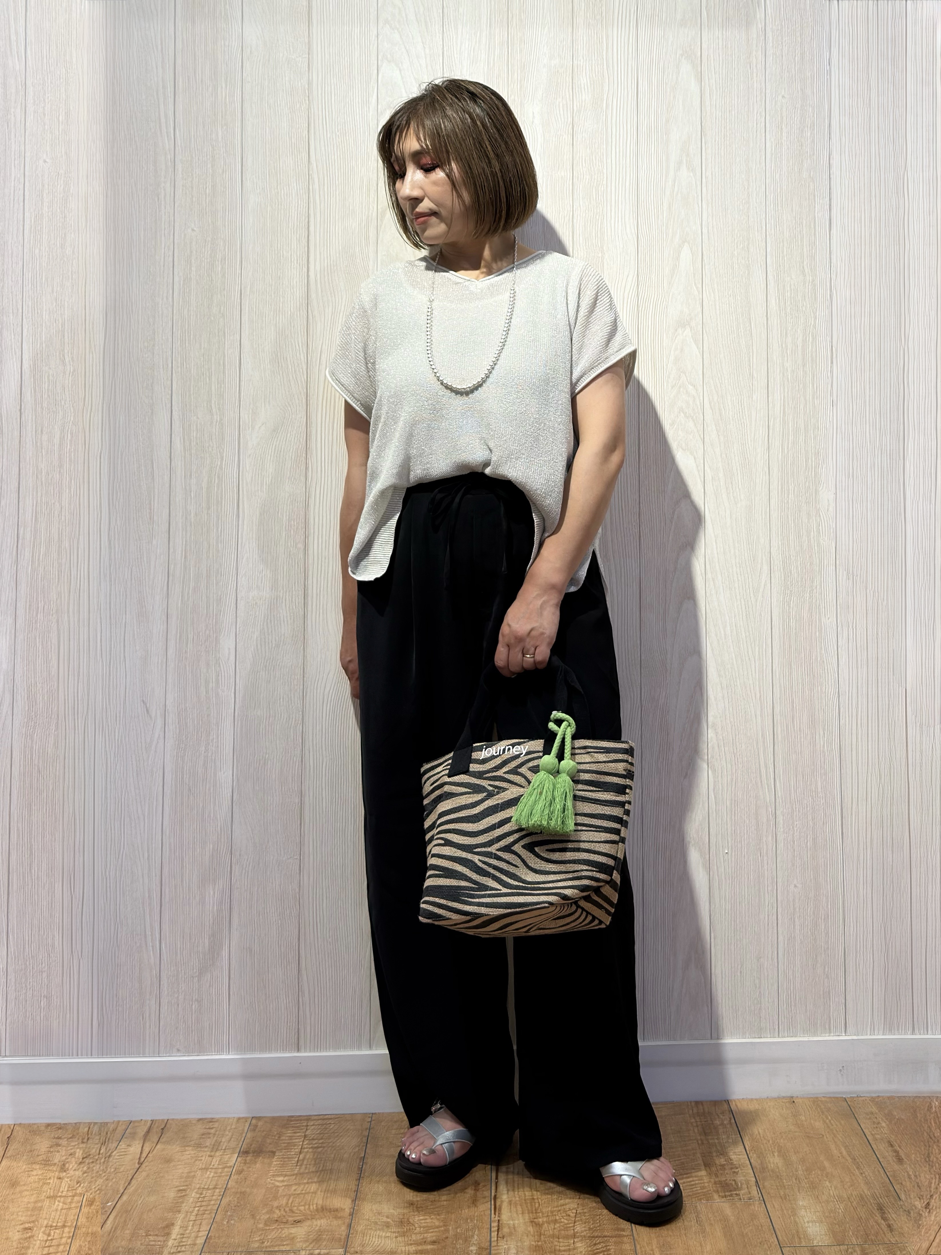 Megさんの「SHOO･LA･RUE｜【2点セット/前後2WAY/洗濯機可/S-LL】体型カバーも叶う ラメ畦ニット+タンクトップ」を使ったコーディネート